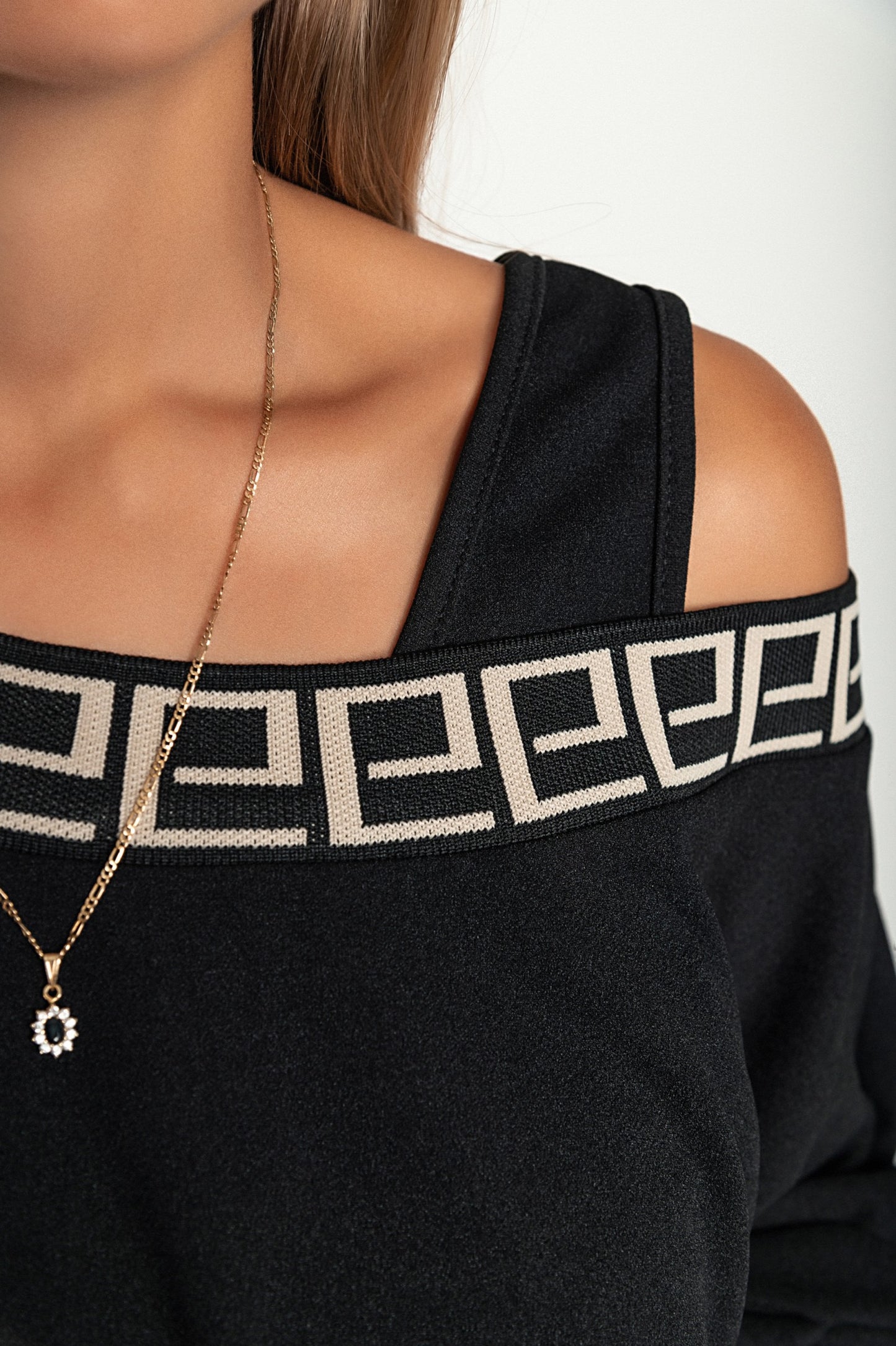 Completo elegante con top ampio e gonna attillata, nero