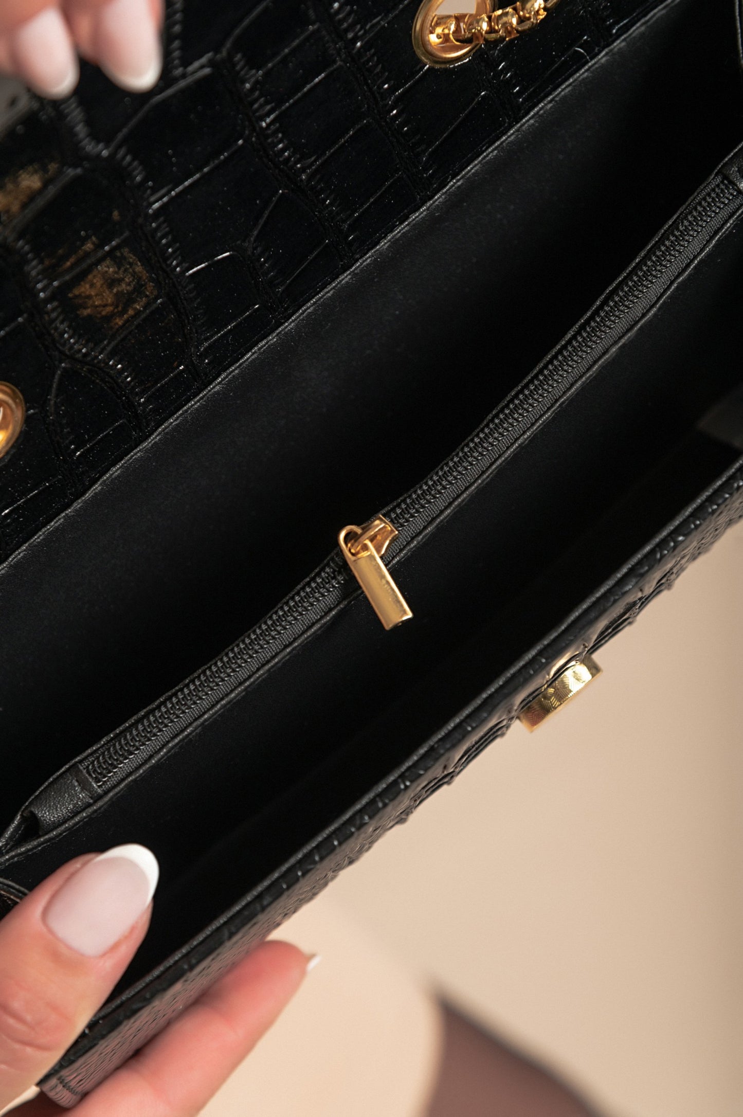 Borsa piccola con stampa pelle di coccodrillo, nera