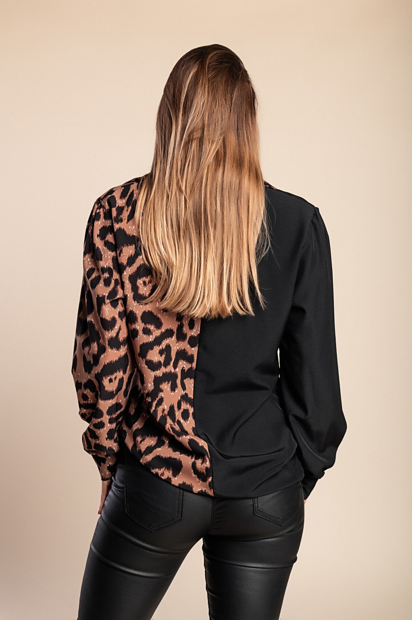 Camicia elegante con stampa leopardata, nero/leopardo