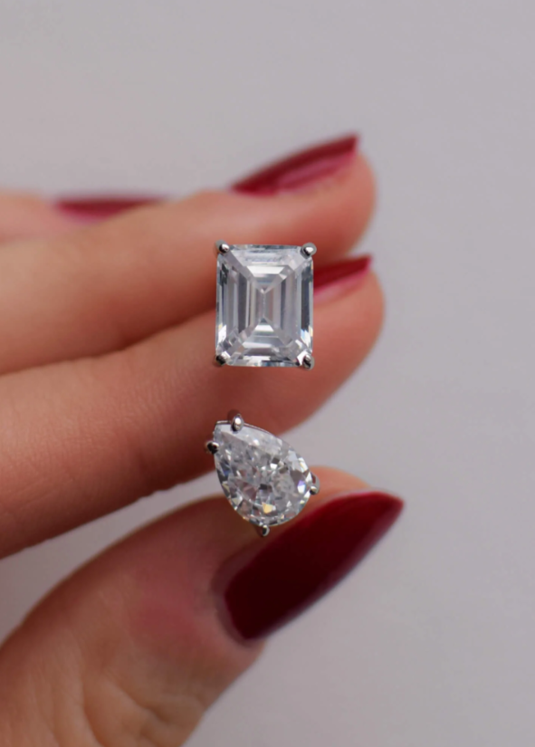 Anello in argento con strass, colore argento