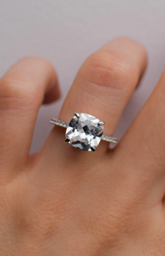 Anello in argento con strass, colore argento.