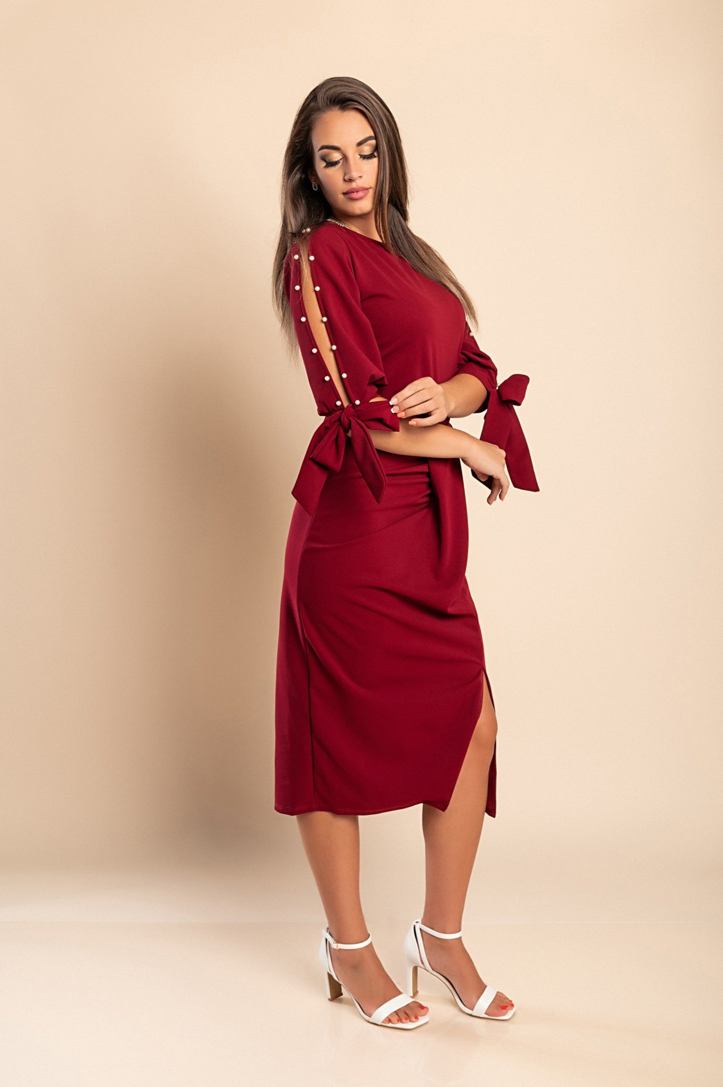 Abito elegante midi con scollo rotondo, maniche 3/4 con spacco e perline decorative Peppina, nero