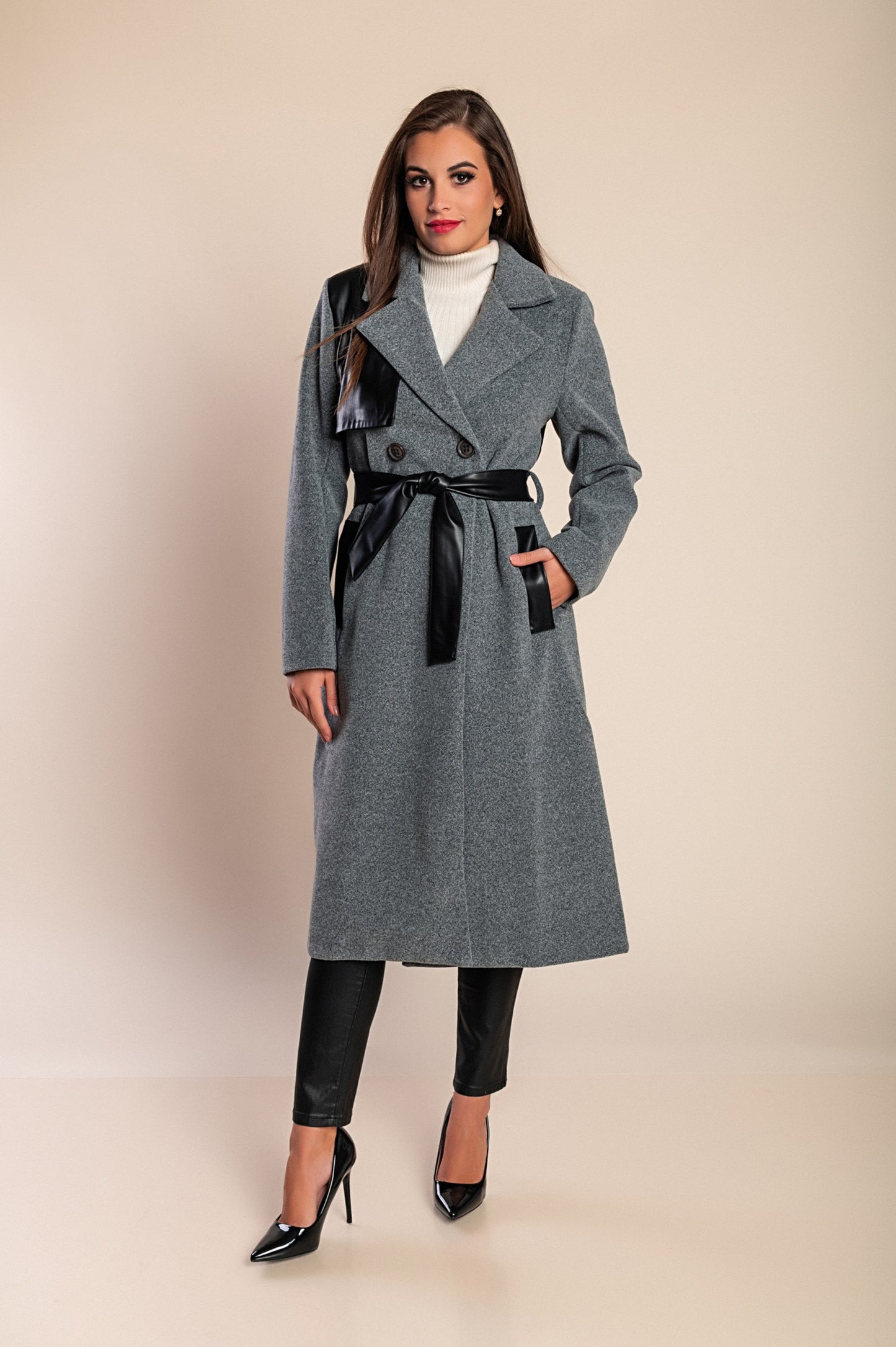 Cappotto elegante con dettagli in ecopelle, nero