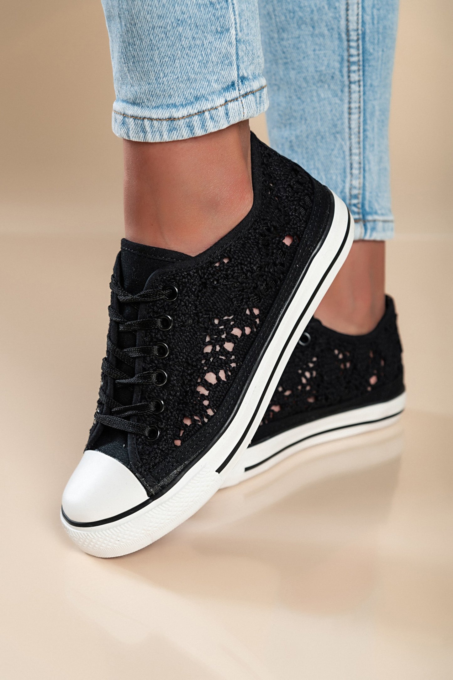 Sneakers alla moda con tomaia in pizzo, colore bianco