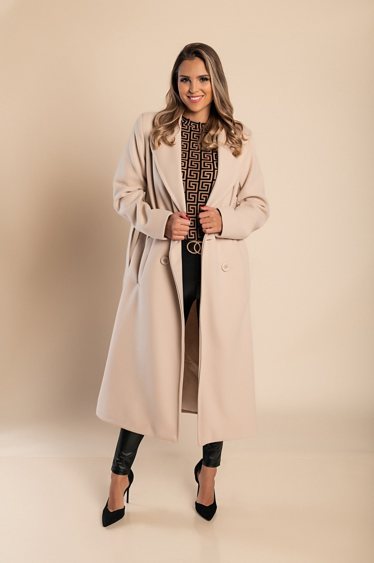 Elegante cappotto lungo con bottoni, color cammello