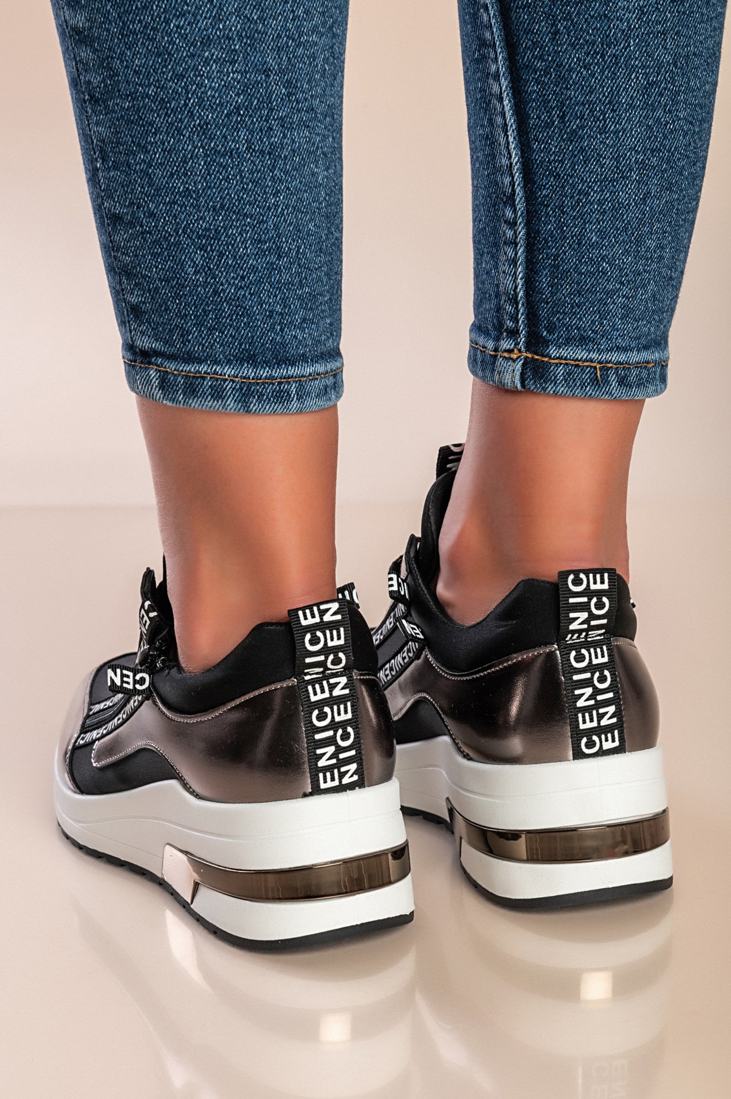 Sneaker alla moda con scritta, nere