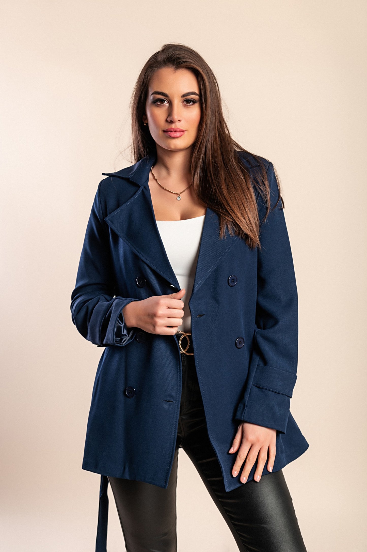 Elegante trench corto con bottoni, bordeaux