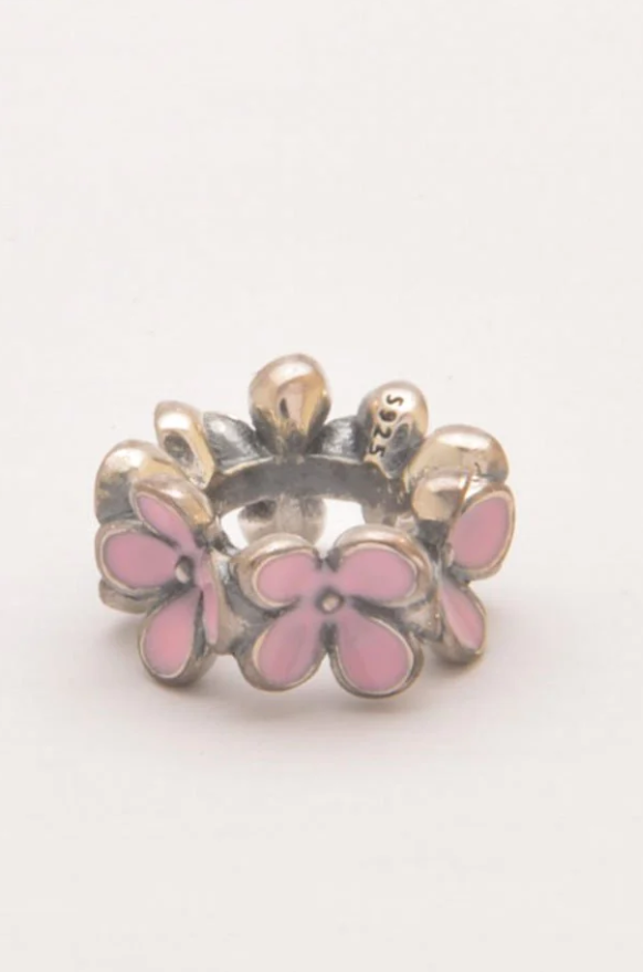Ciondolo in argento con motivo floreale, rosa.