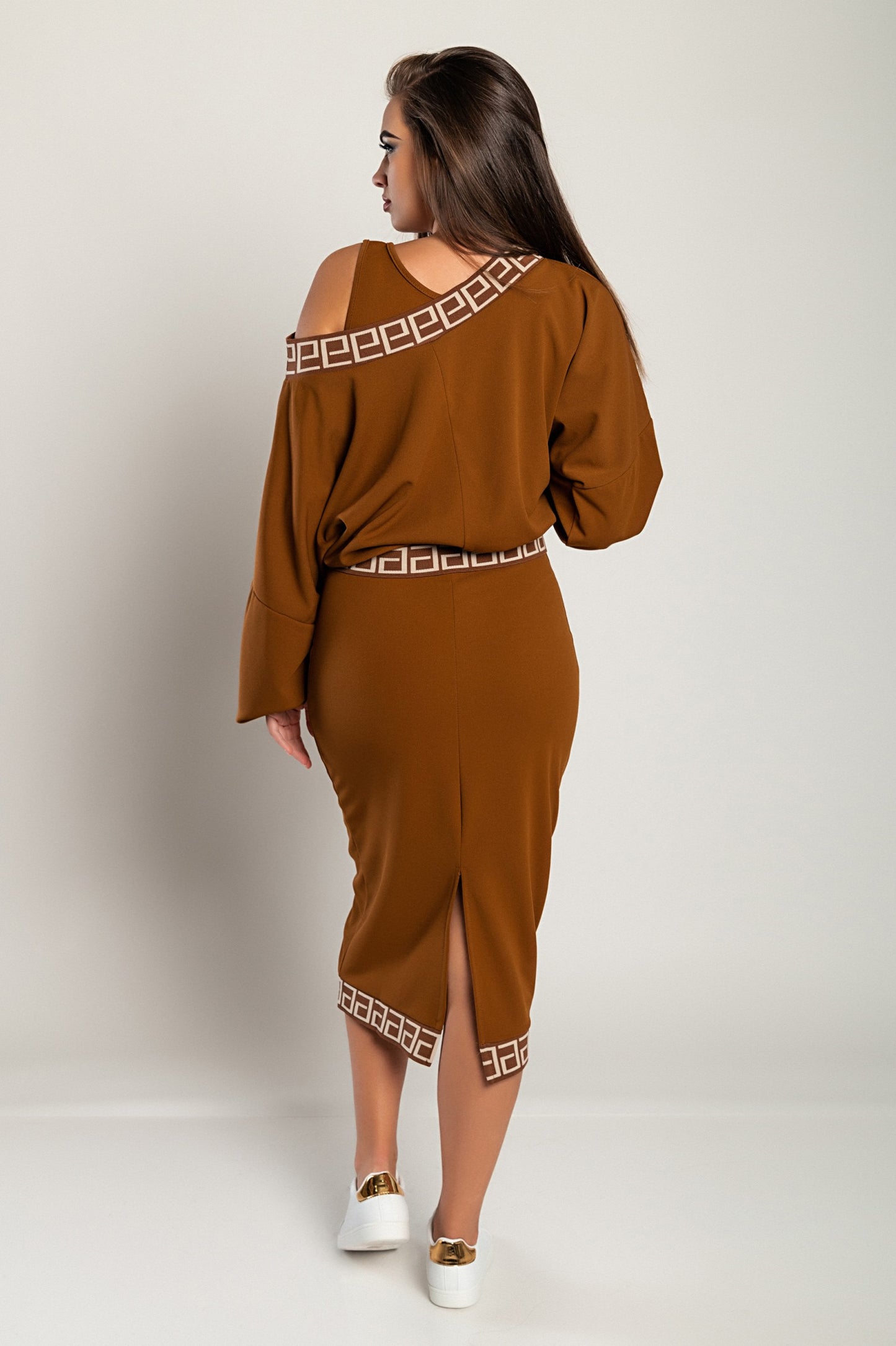 Completo elegante con top ampio e gonna attillata, nero