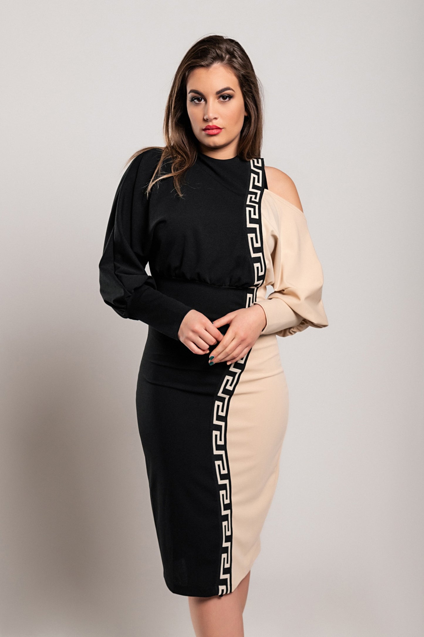 Elegante abito midi con stampa geometrica, nero e beige