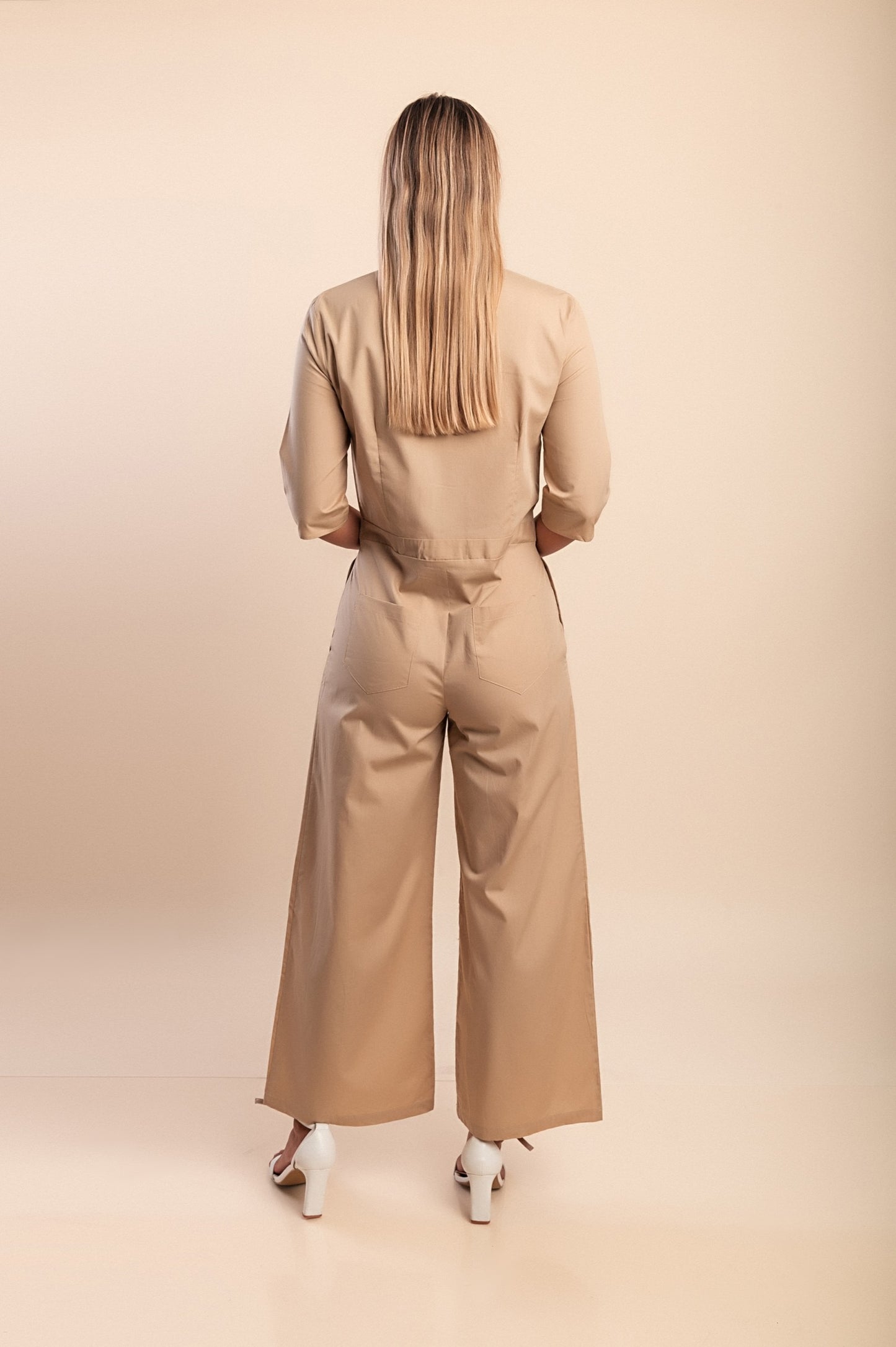 Tuta in cotone con bottoni, beige