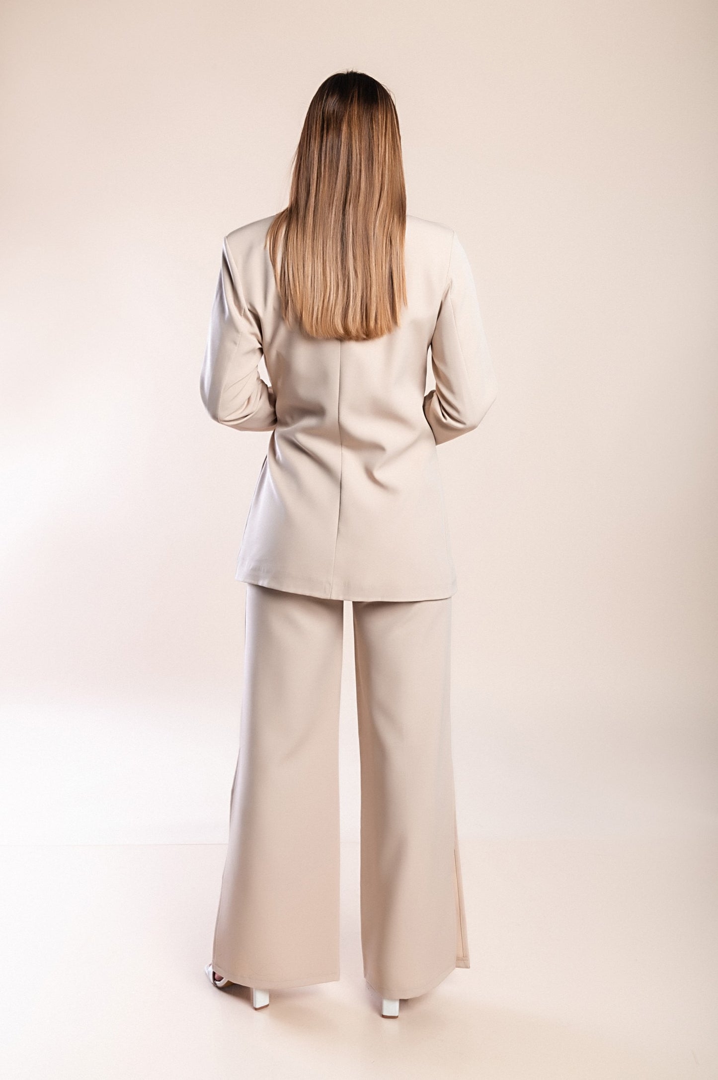Completo giacca e pantaloni eleganti, beige