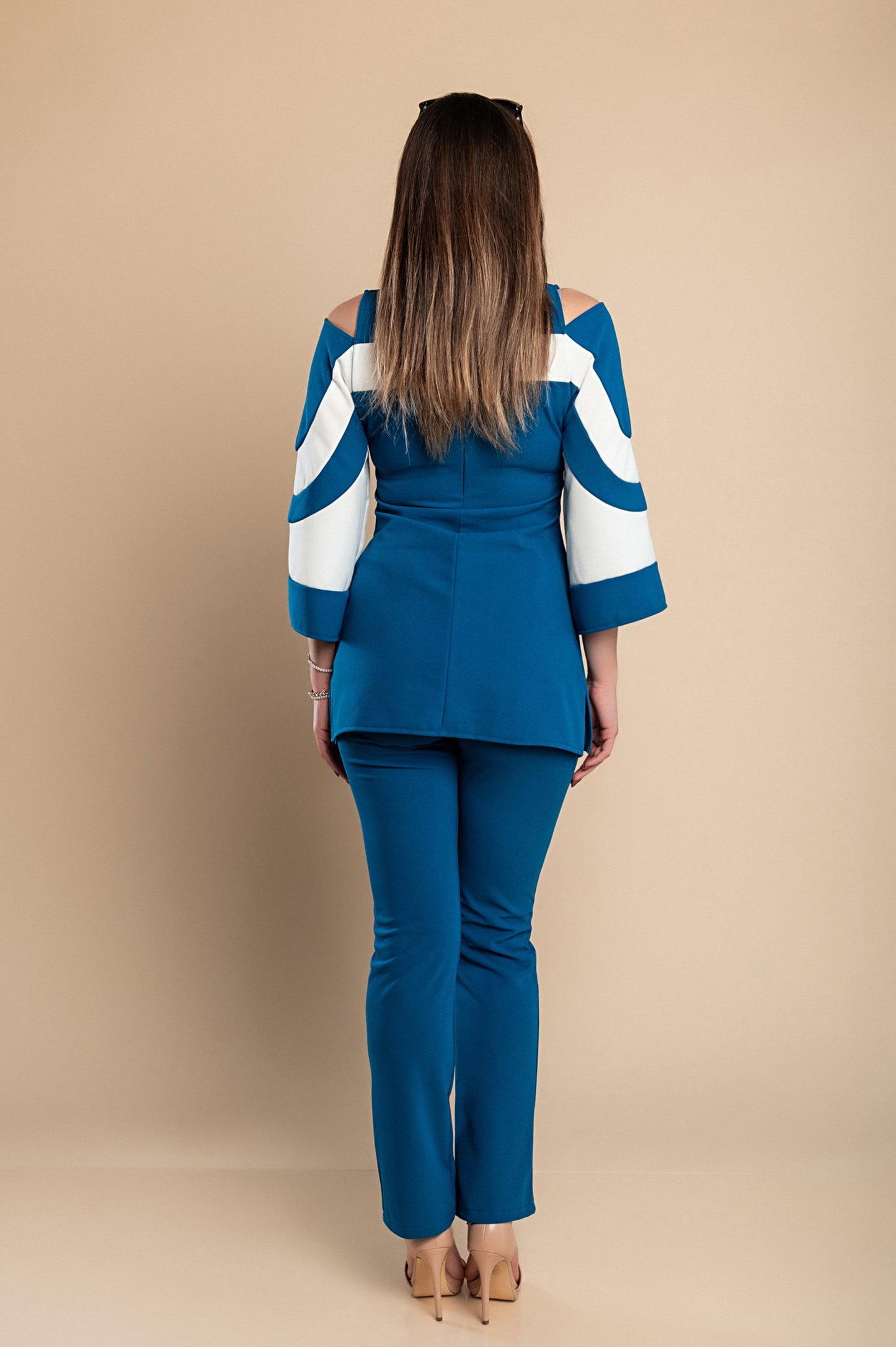Competo elegante top con maniche a campana e pantaloni, nero