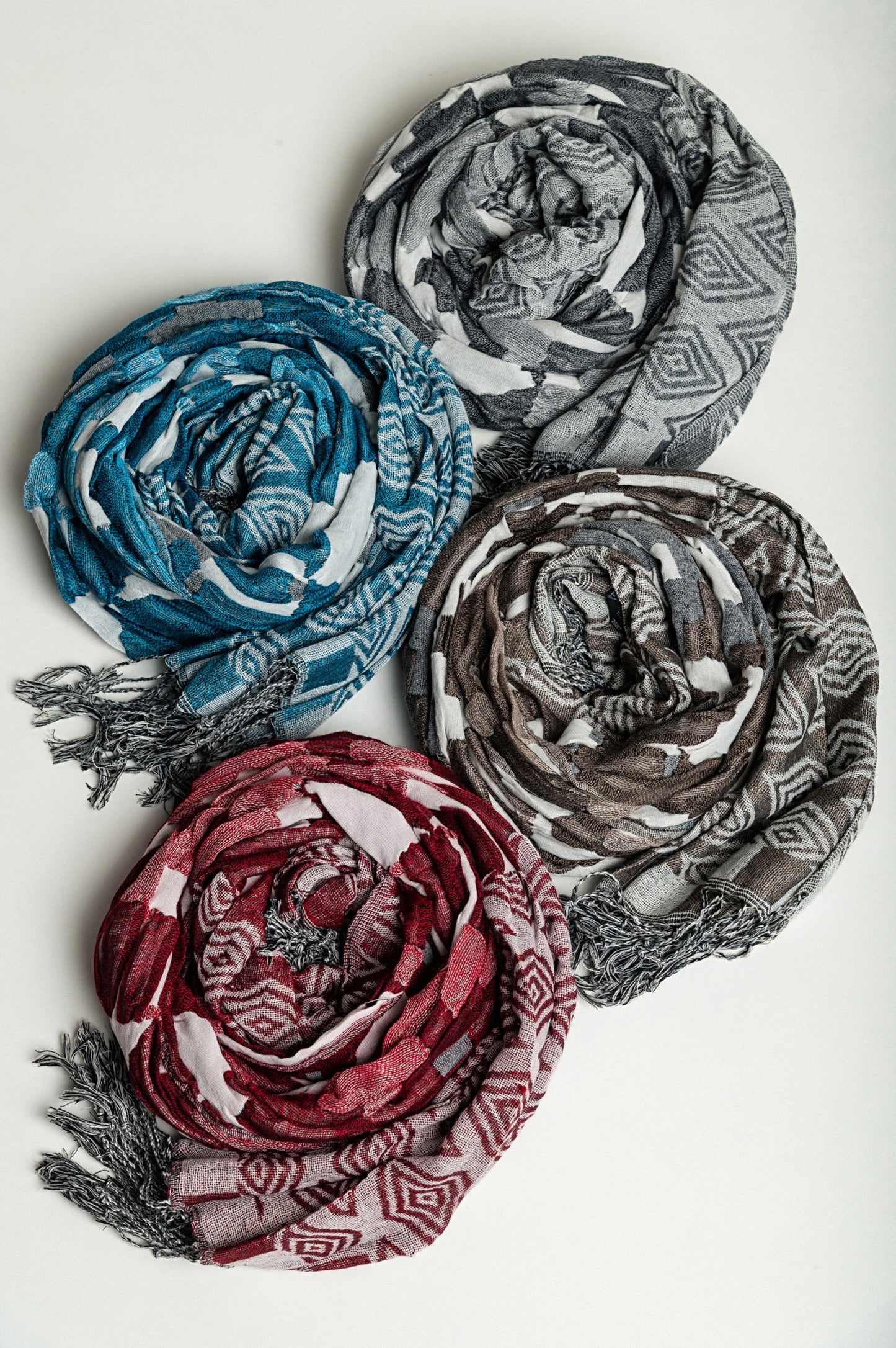 Set di 4 sciarpe, multicolori.
