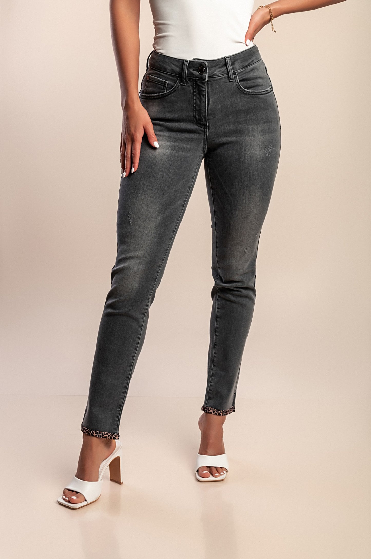 Jeans con stampa leopardata, grigio