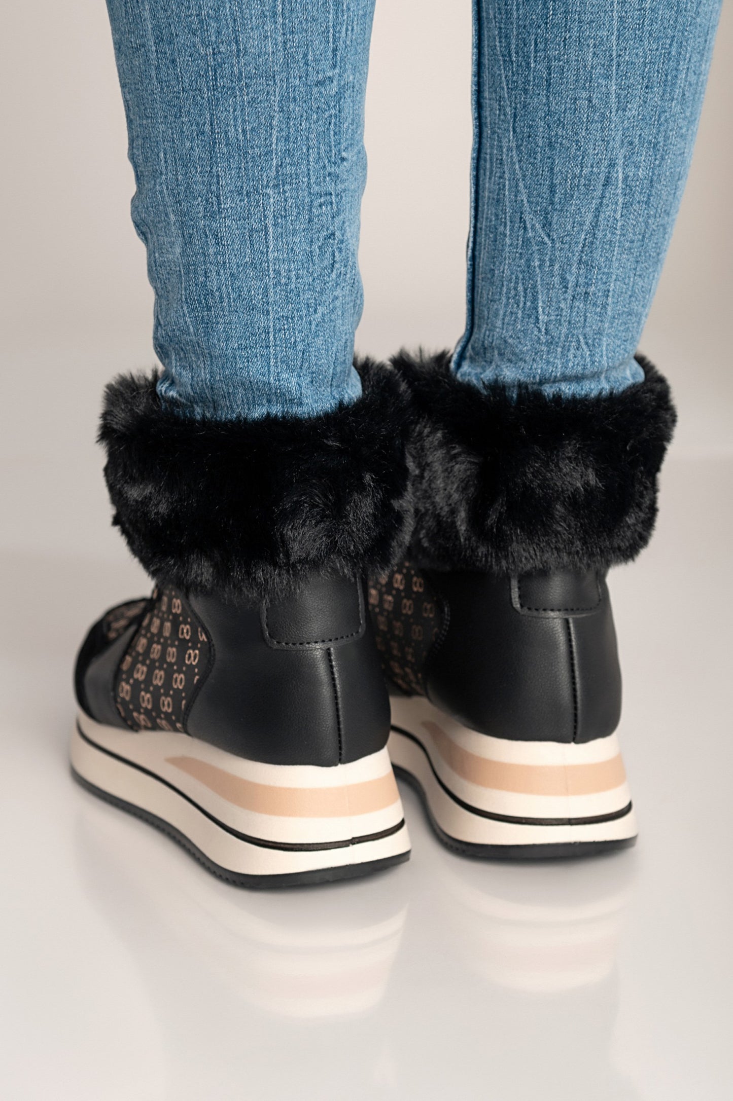 Sneaker fashion realizzata in similpelle e tessuto Alreya, nera