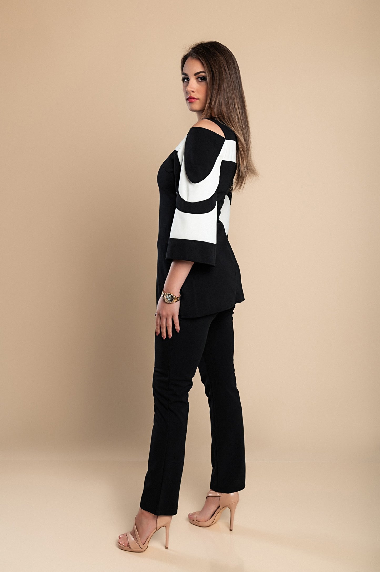 Competo elegante top con maniche a campana e pantaloni, nero