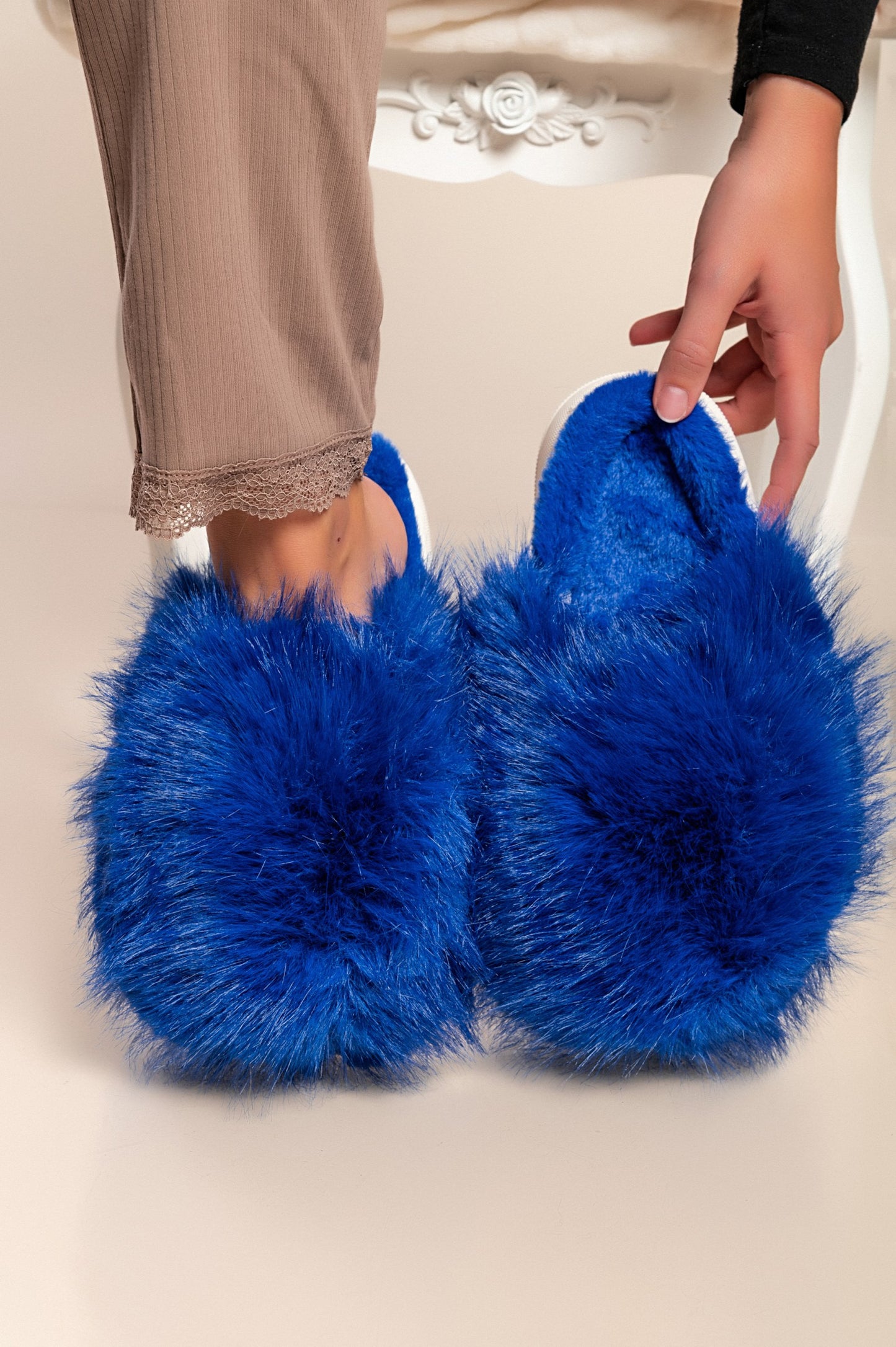 Pantofole con pelliccia artificiale, di colore azzurro