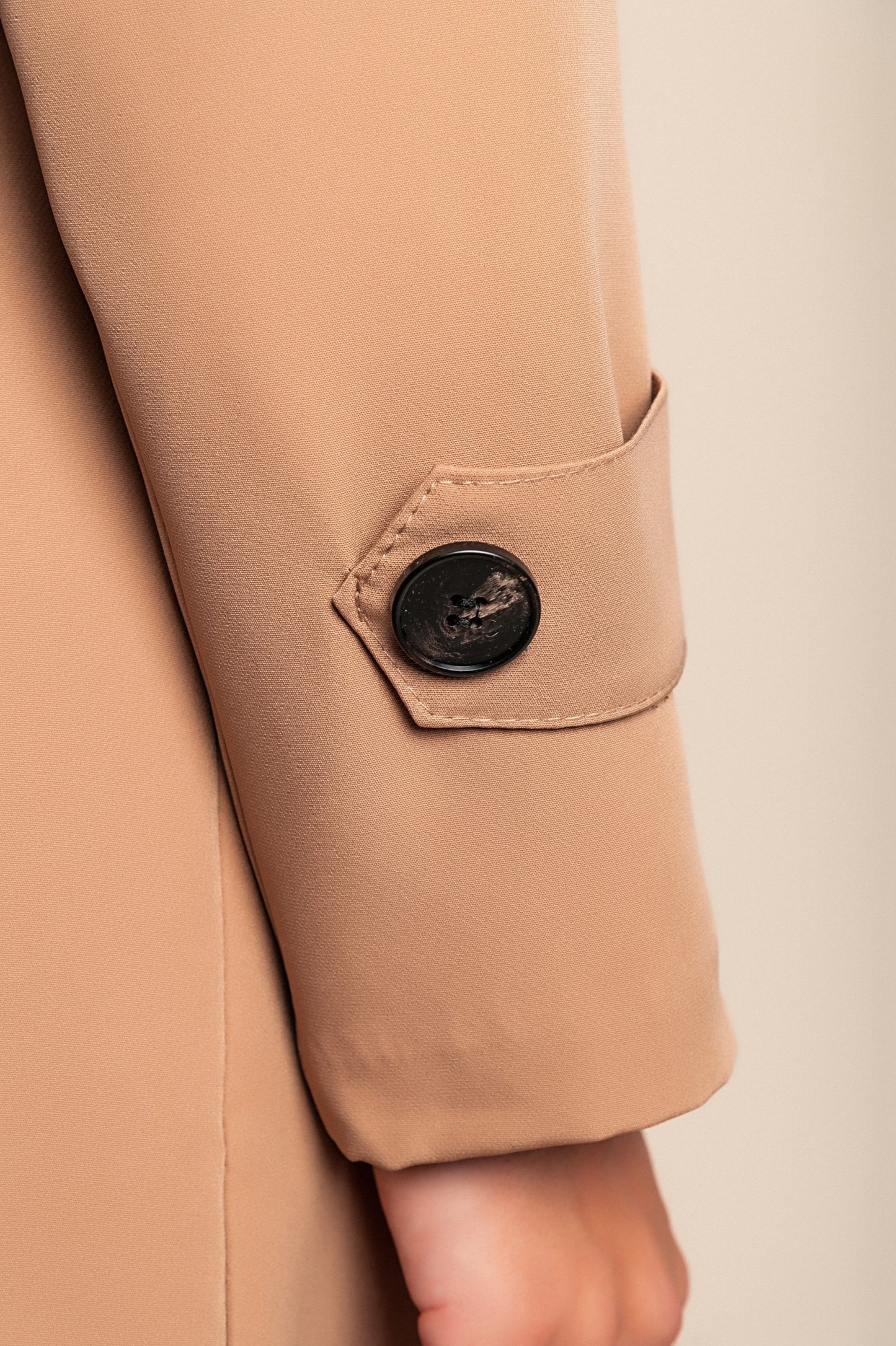Elegante trench con bottoni, beige