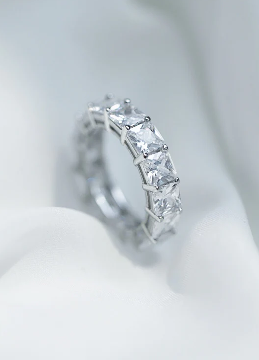 Anello in argento con strass, colore argento