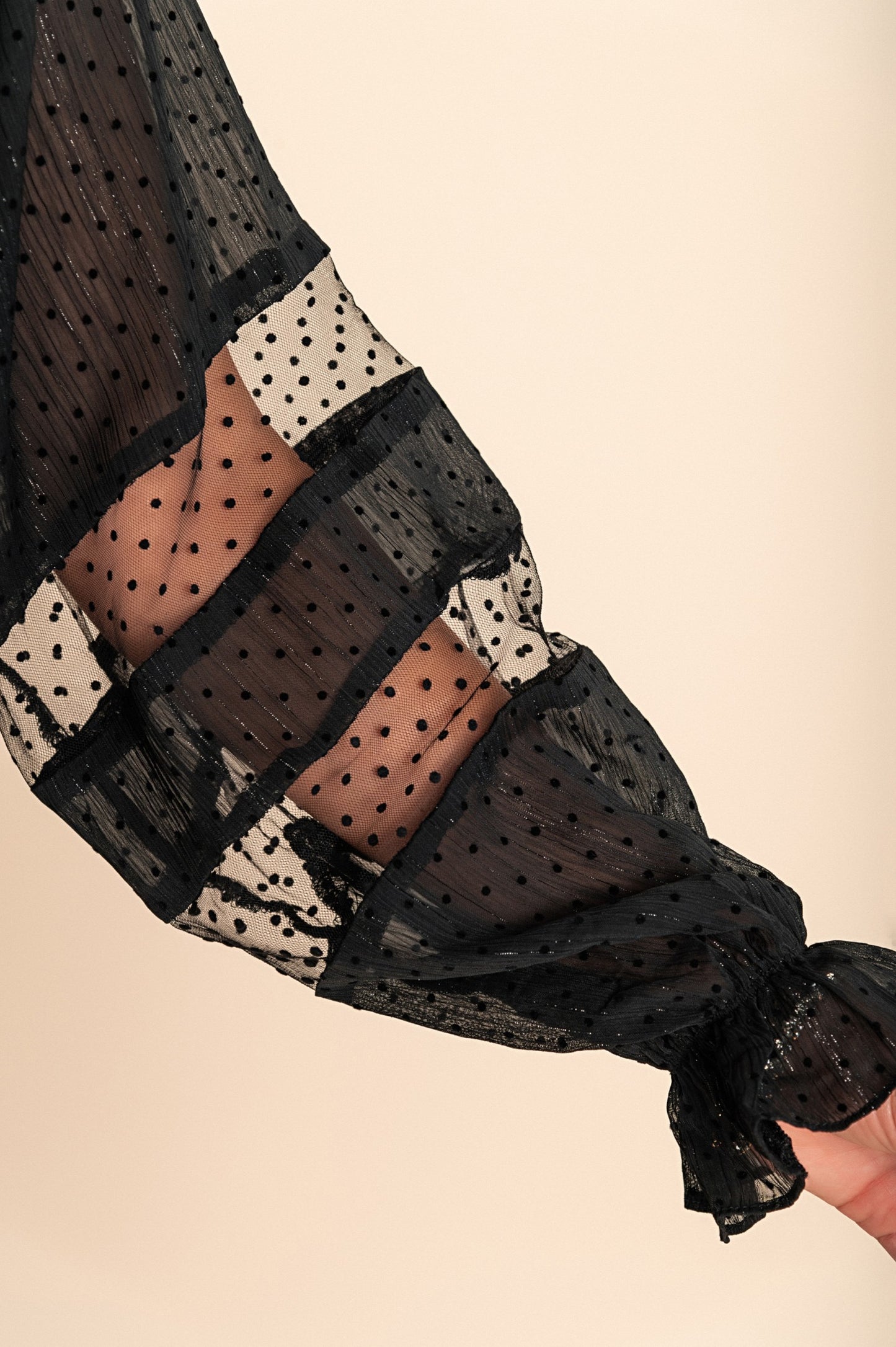 Elegante blusa in tessuto semitrasparente a pois Geltra, nera