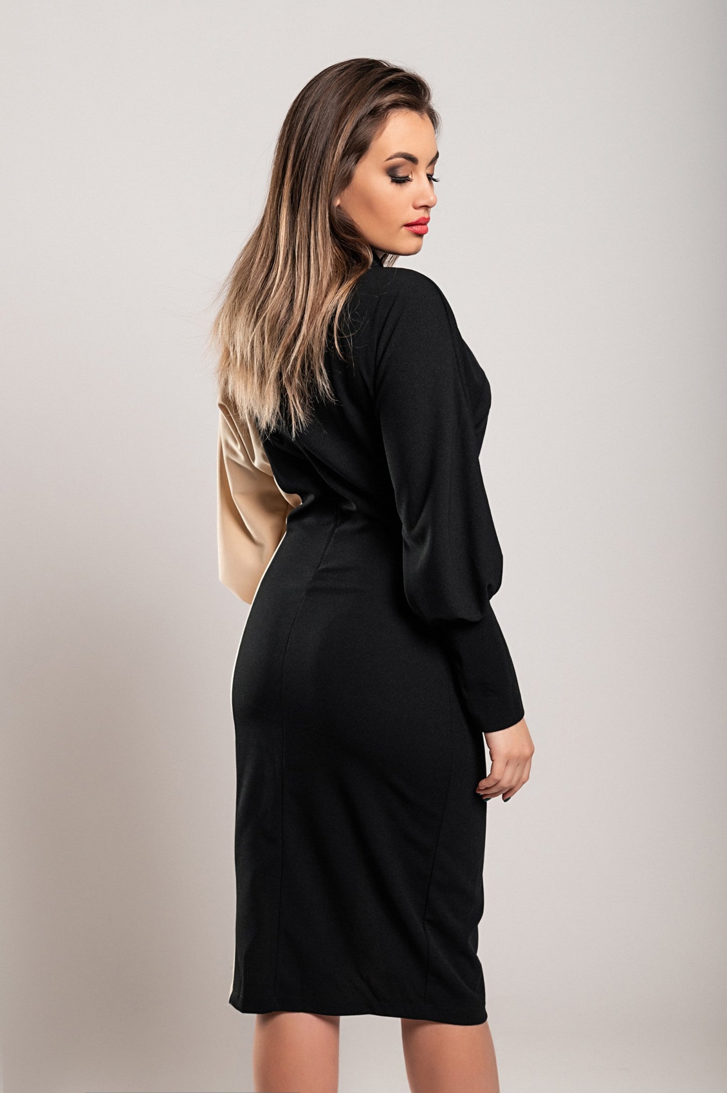 Elegante abito midi con stampa geometrica, nero e beige