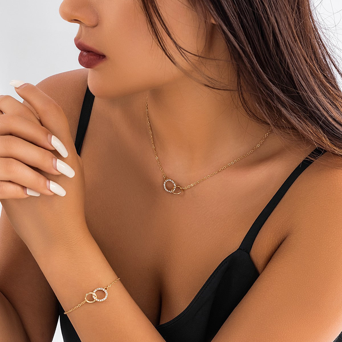 Collana raffinata con pendente tondo, colore oro