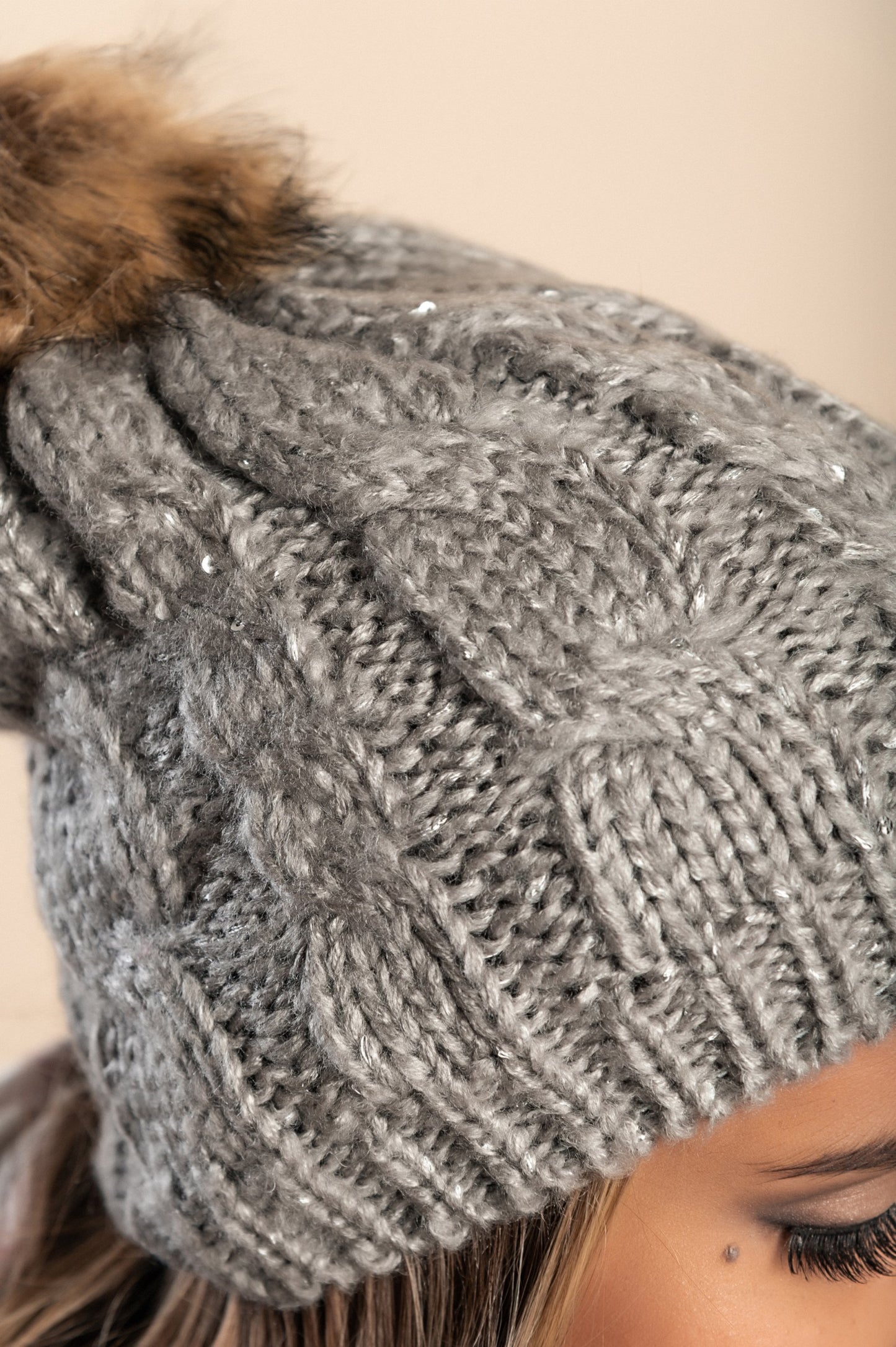 Cappello lavorato a maglia con paillettes, rosso