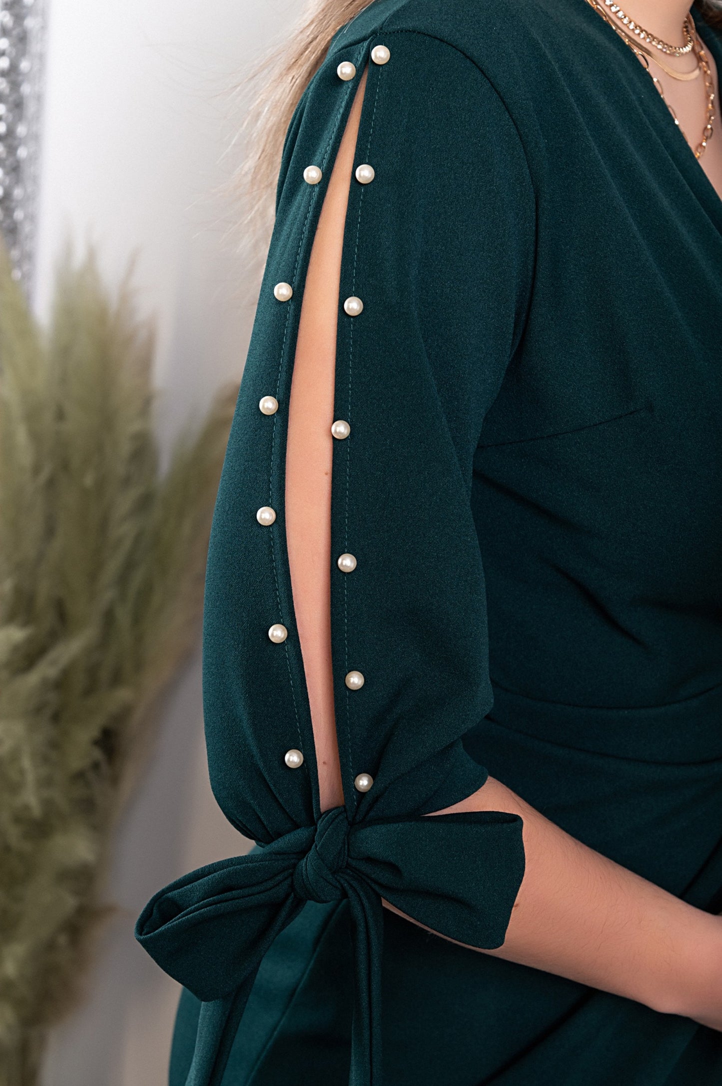 Mini abito elegante con dettaglio di perle finte e scollo incrociato Candys, nero