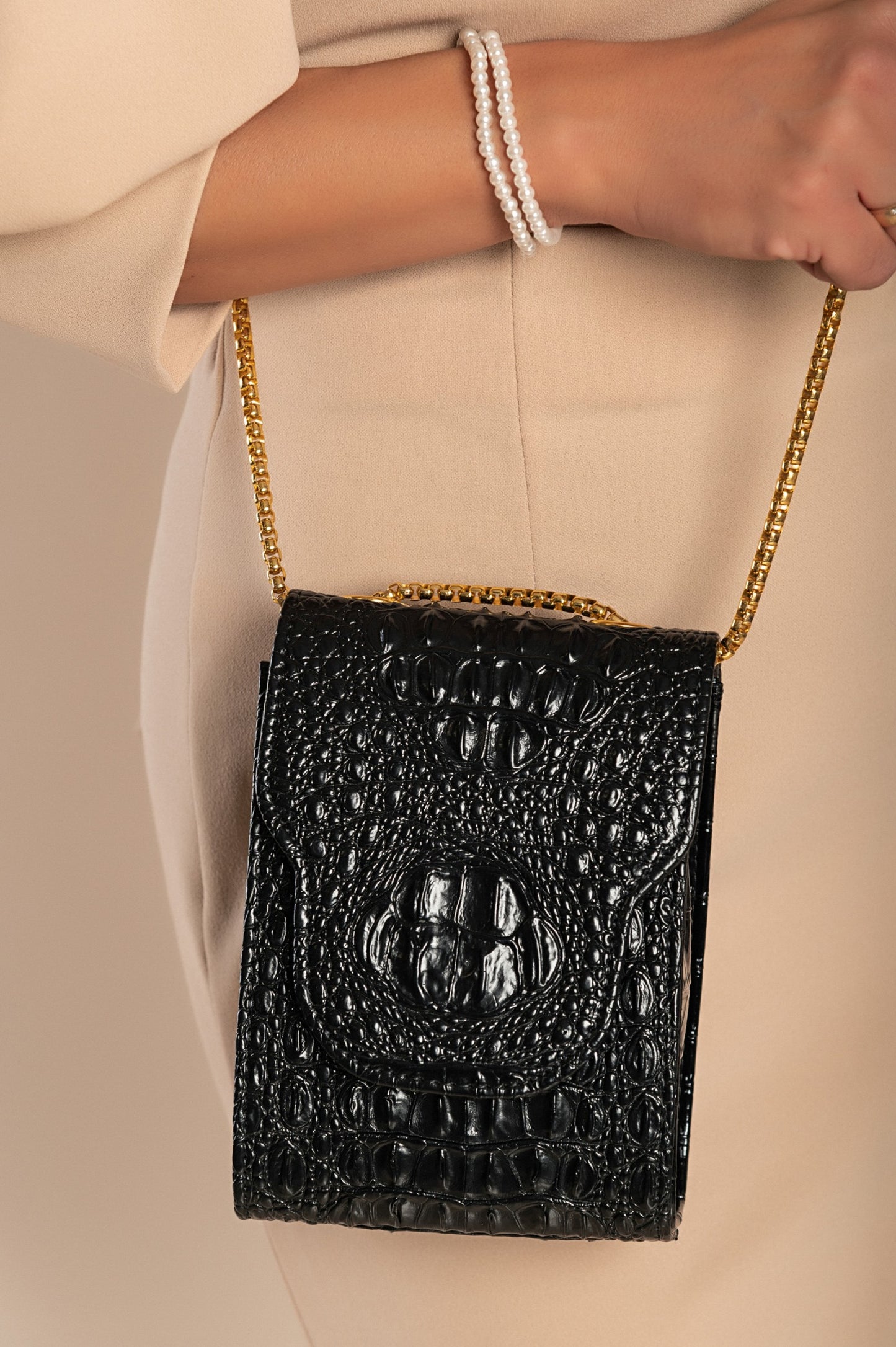 Borsa a mano piccola con fantasia pelle di coccodrillo, nera