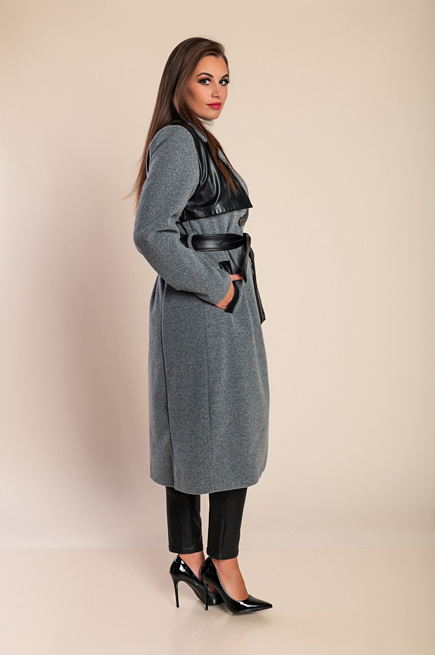 Cappotto elegante con dettagli in ecopelle, nero