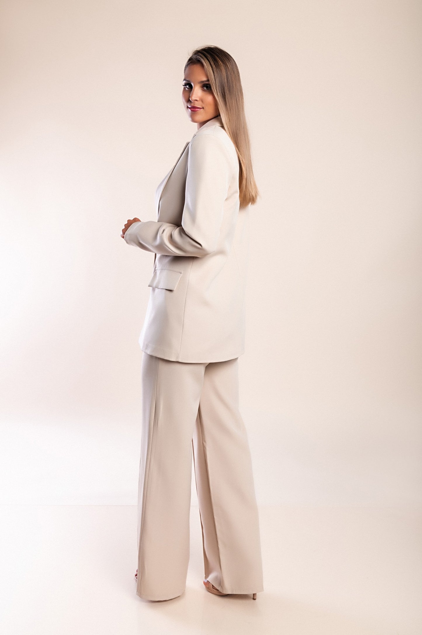 Completo giacca e pantaloni eleganti, beige