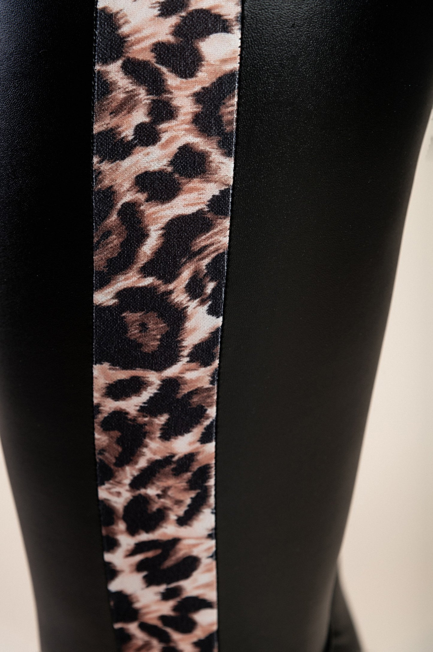 Eleganti leggings in ecopelle con pizzo Margaretta, nero