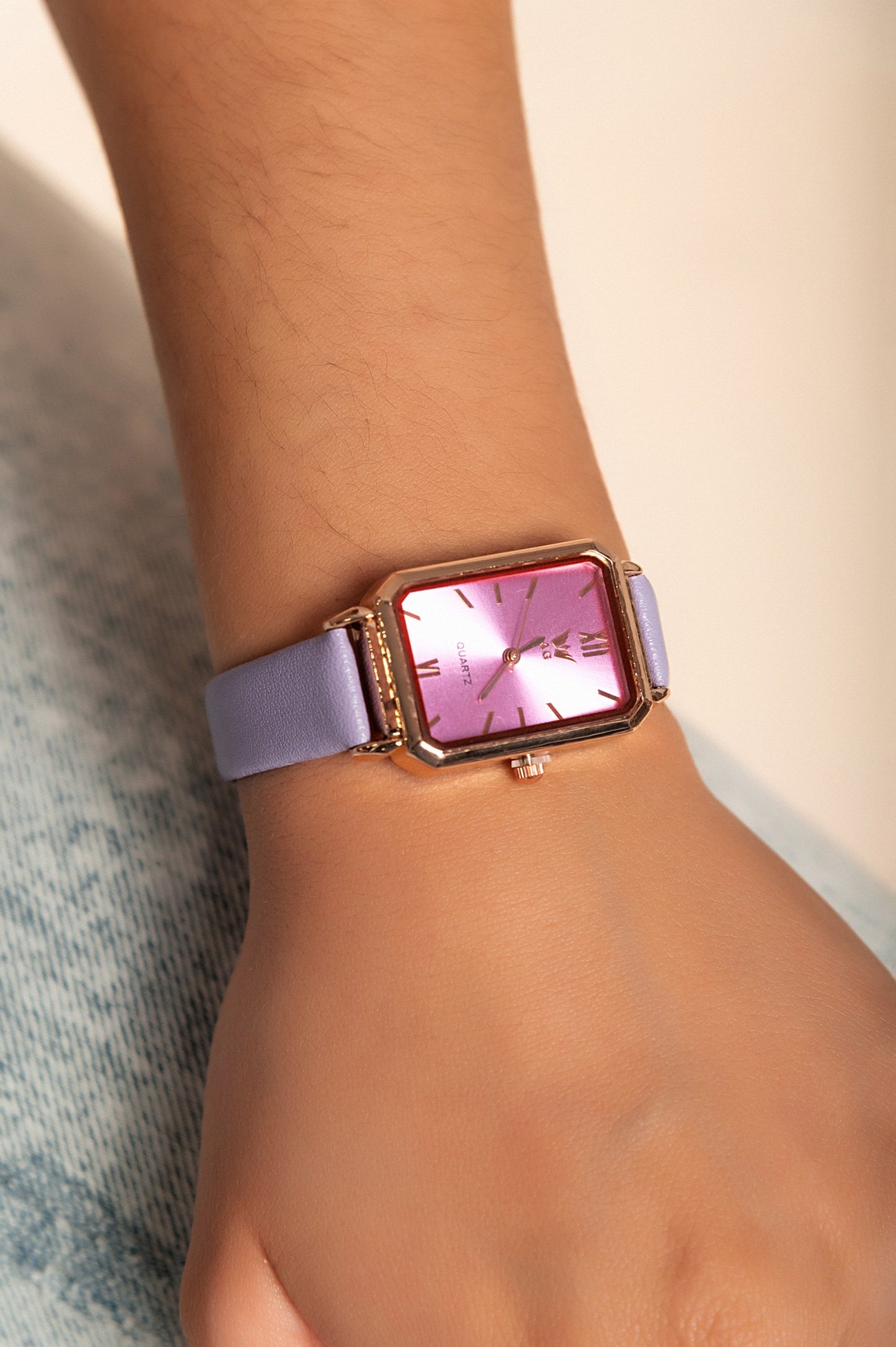 Orologio elegante con cinturini in ecopelle, lilla
