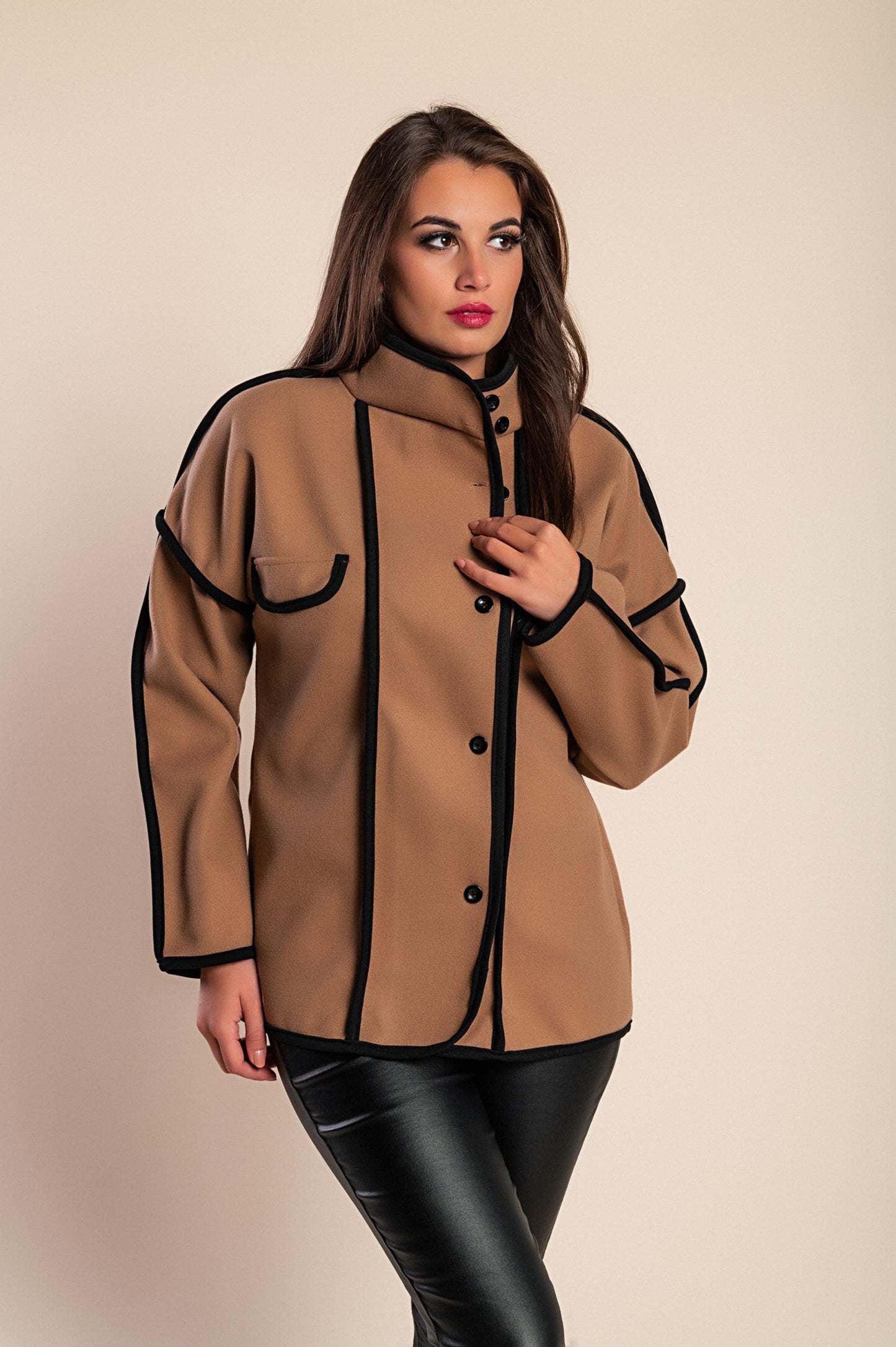 Cappotto corto elegante, bianco