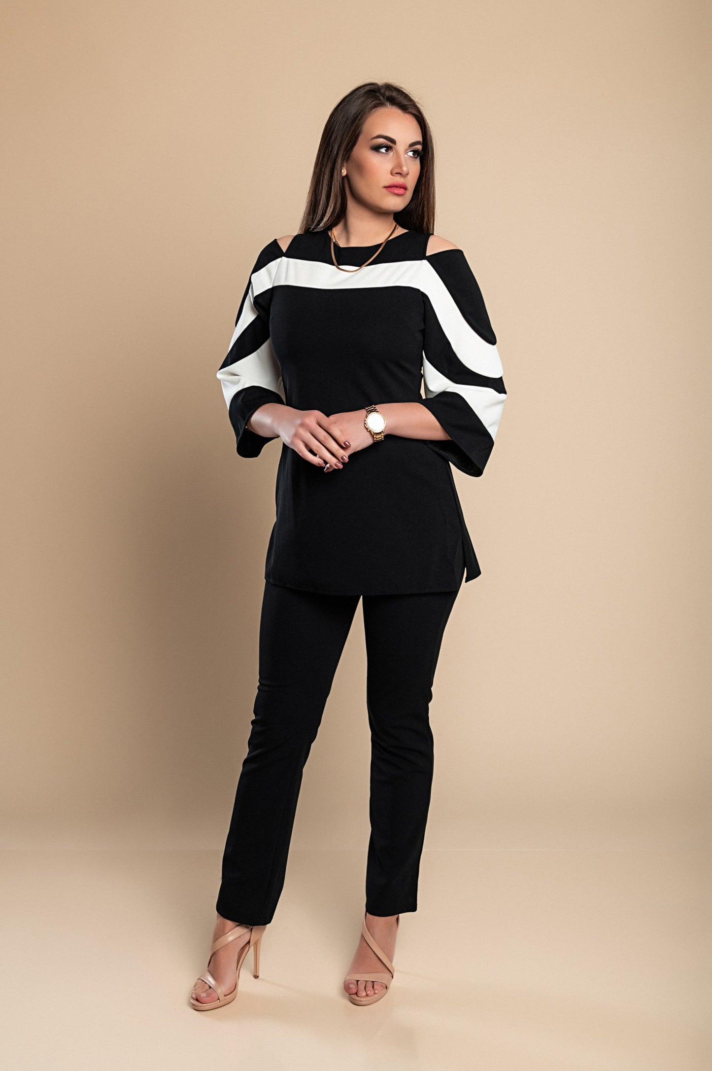 Competo elegante top con maniche a campana e pantaloni, nero