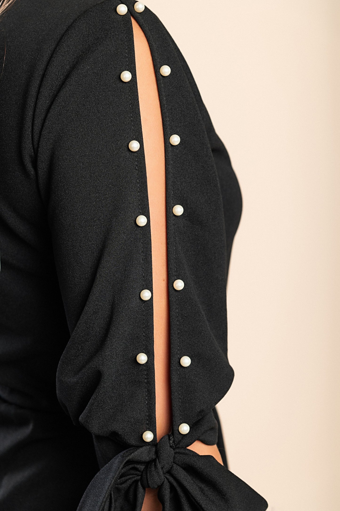Abito elegante midi con scollo rotondo, maniche 3/4 con spacco e perline decorative Peppina, nero