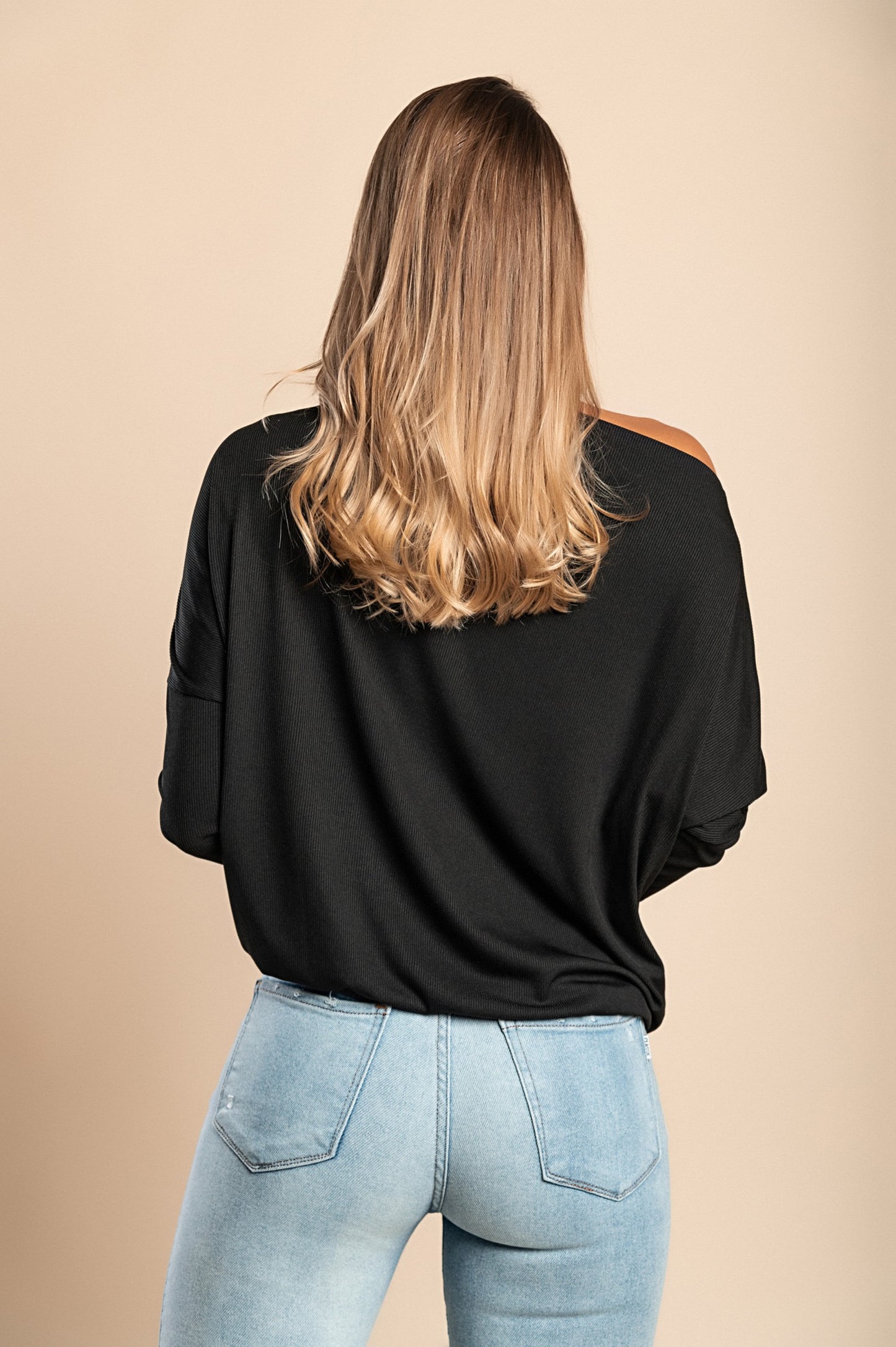 MAGLIETTA OVERSIZE CON SCOLLO A BARCA E MANICHE AMPIE DANICA, NERO