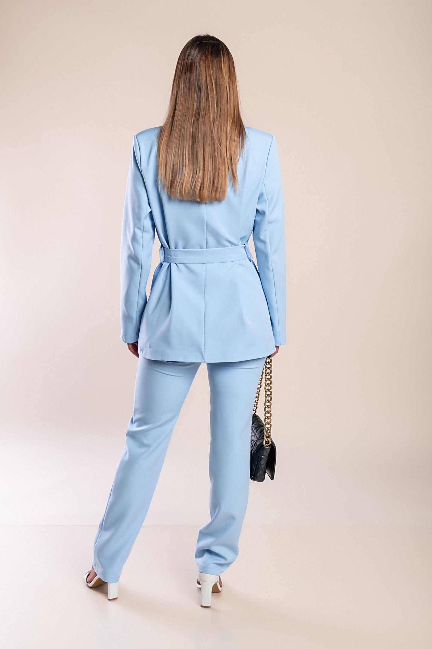 Tailleur pantalone elegante in tinta unita con cintura decorativa, azzurro