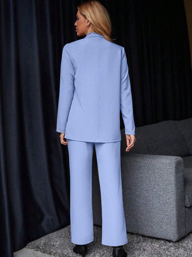 Completo giacca e pantaloni eleganti, di colore azzurro