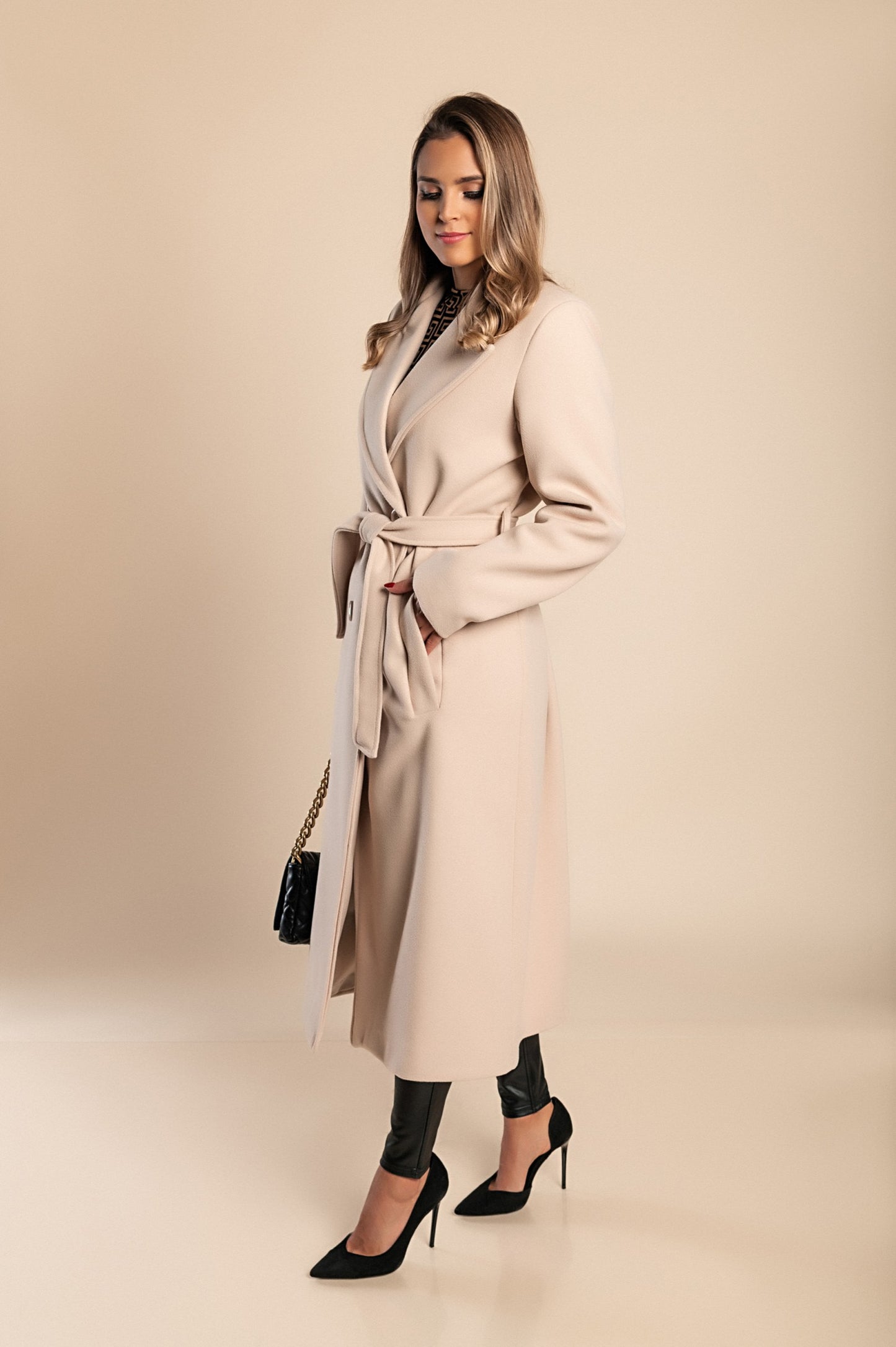 Elegante cappotto lungo con bottoni, color cammello