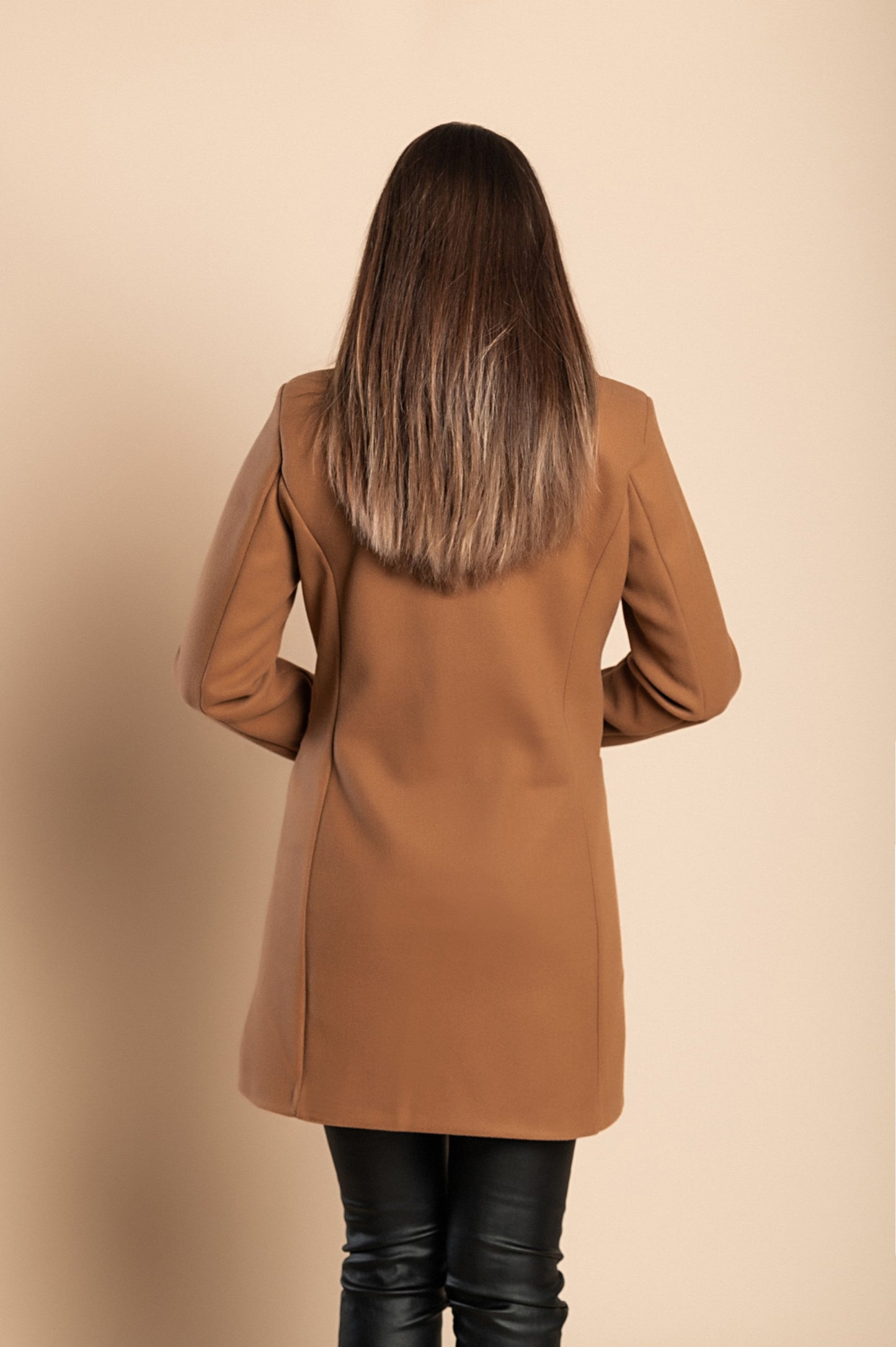 Cappotto elegante con un bottone, beige