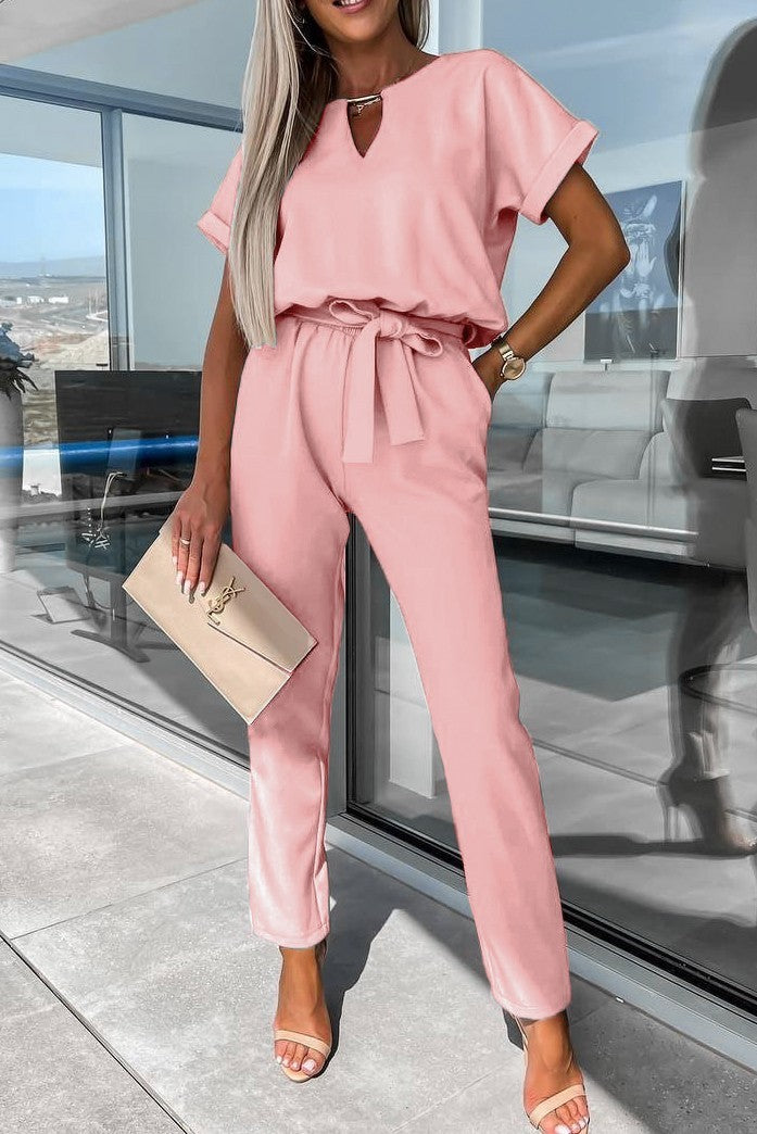 Tuta elegante con dettagli metallici, rosa chiaro