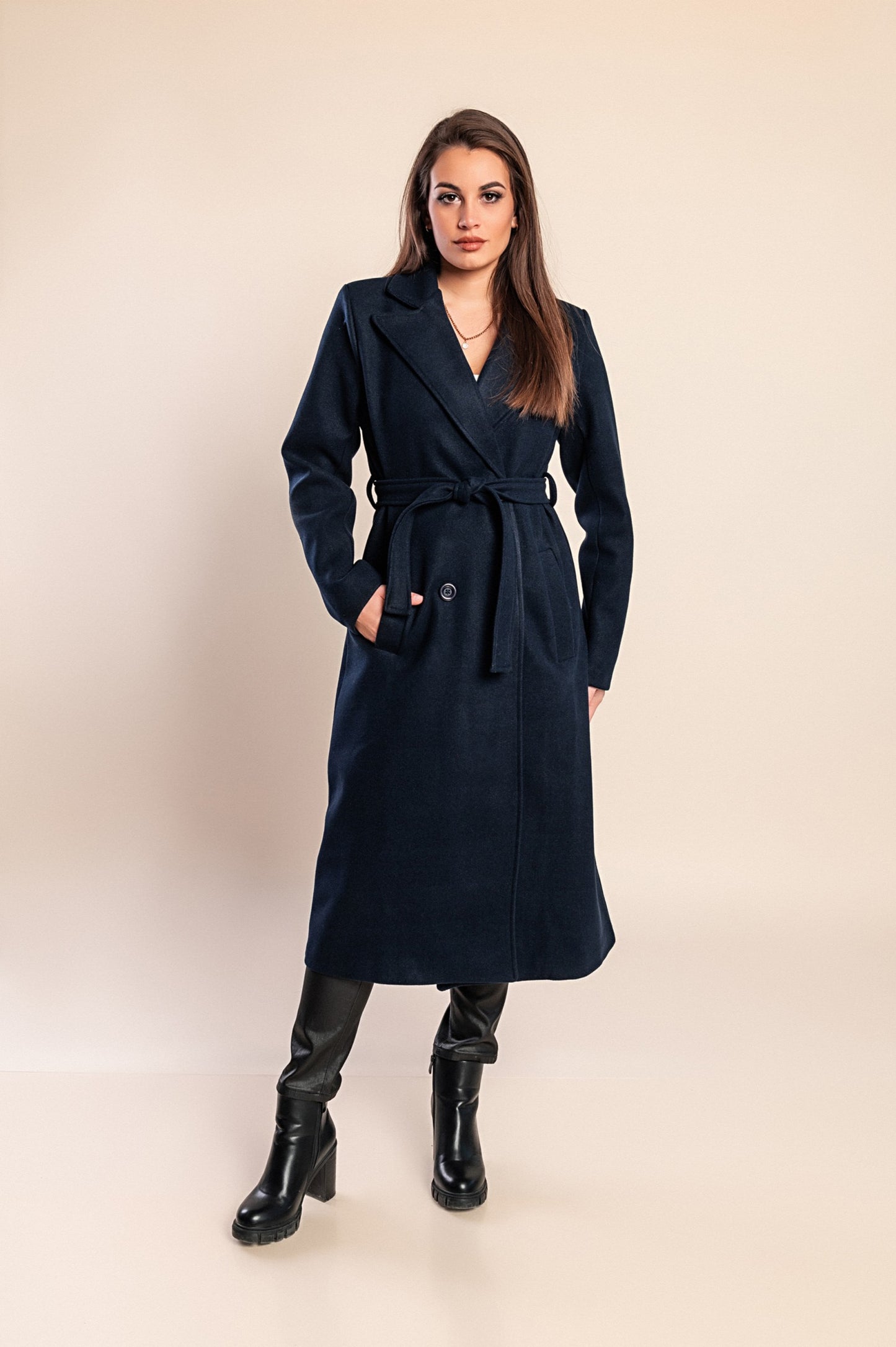 Elegante cappotto lungo con bottoni, color cammello
