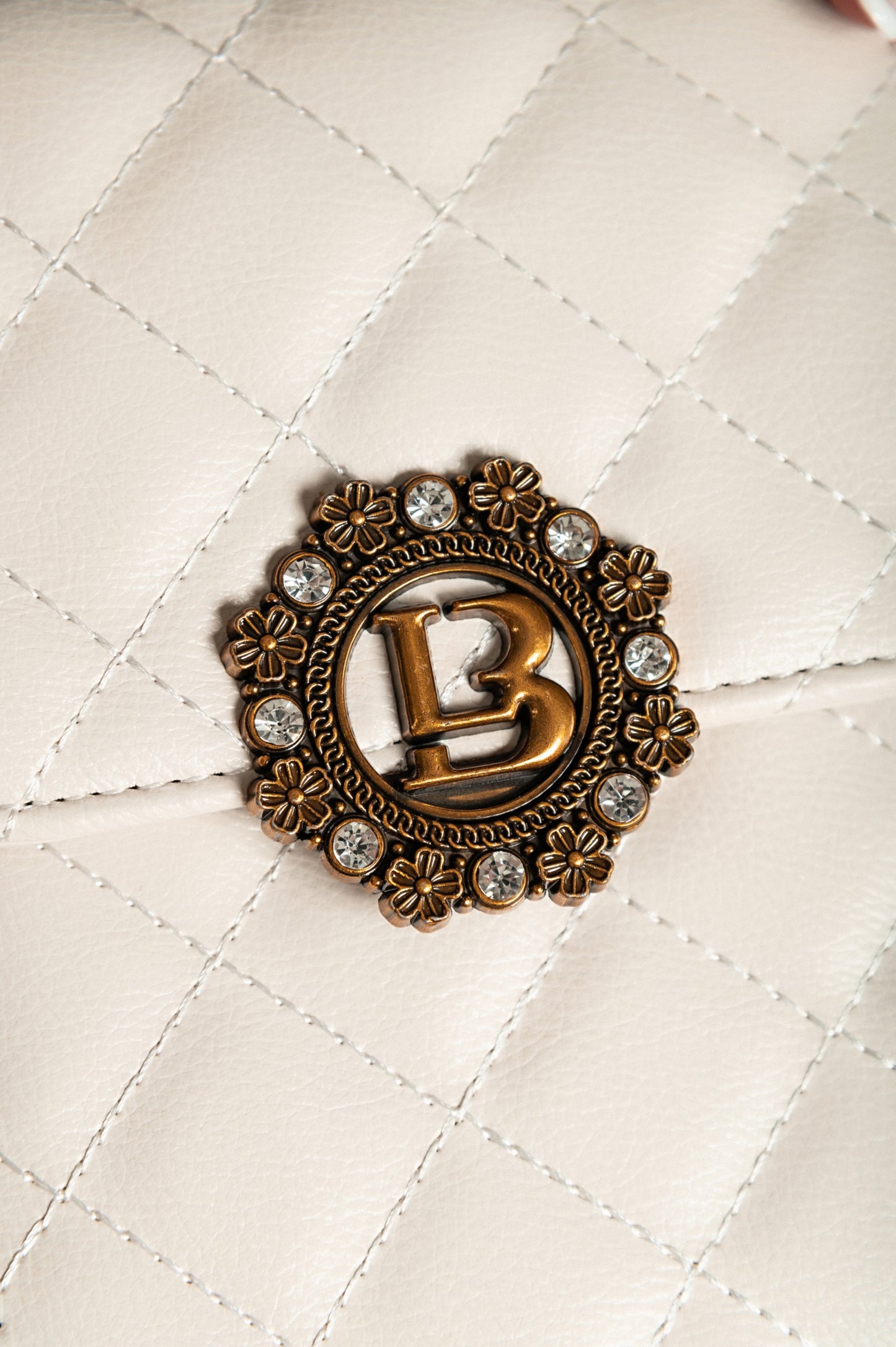 Elegante borsa a mano piccola con dettaglio trapuntato, bianca