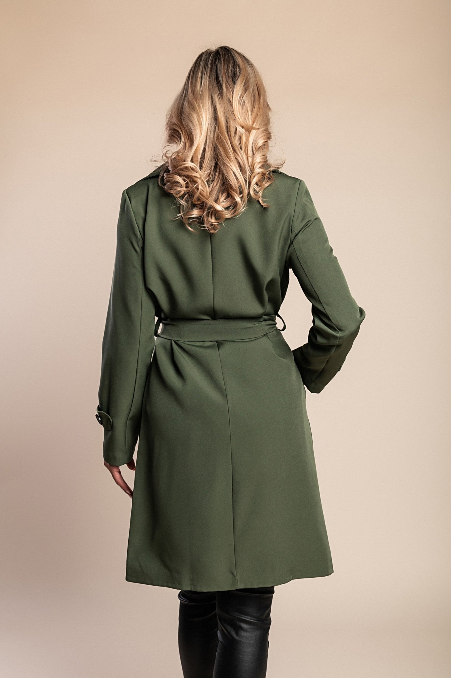 Elegante trench con bottoni, beige