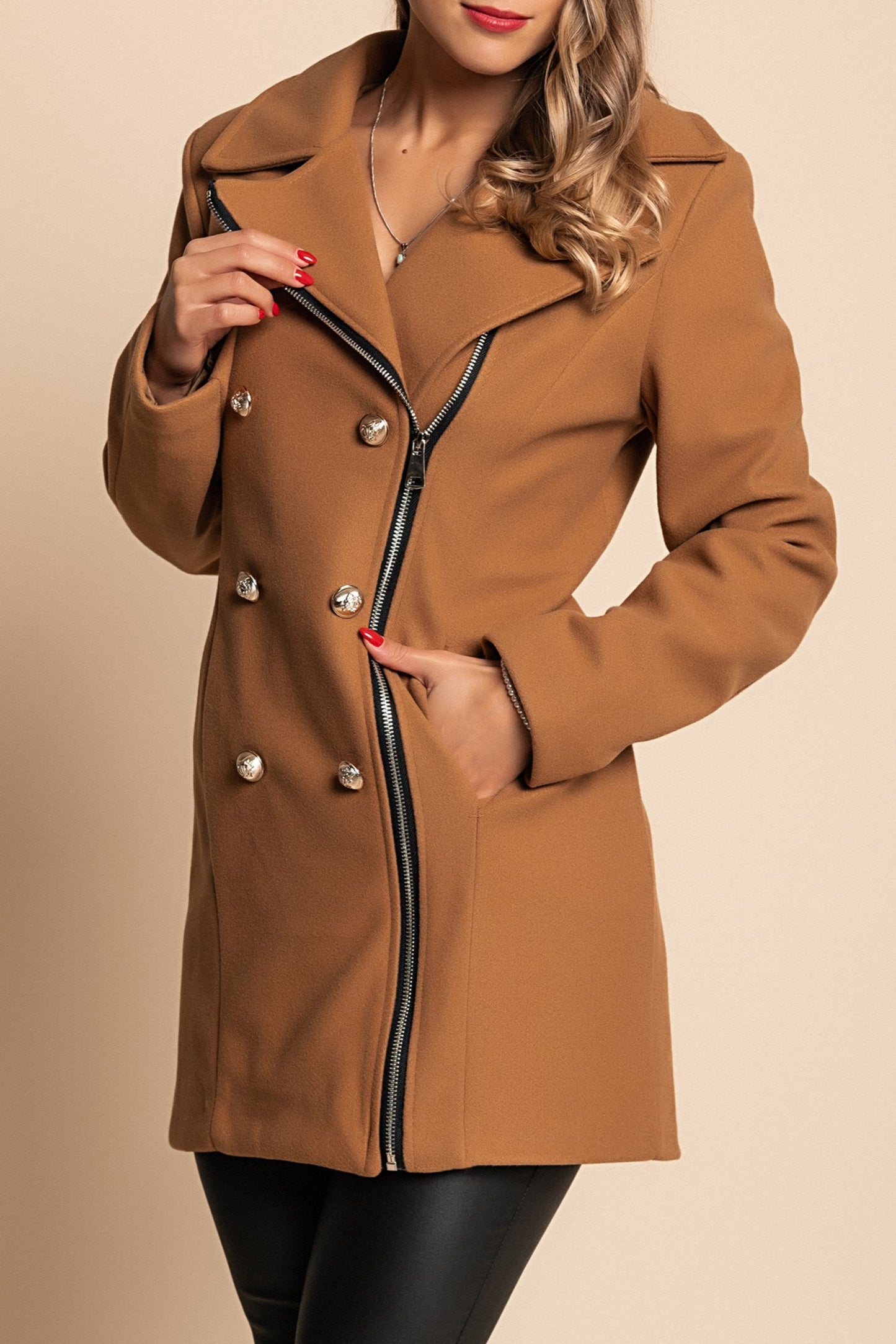 Cappotto elegante con bottoni e cerniera, cammello