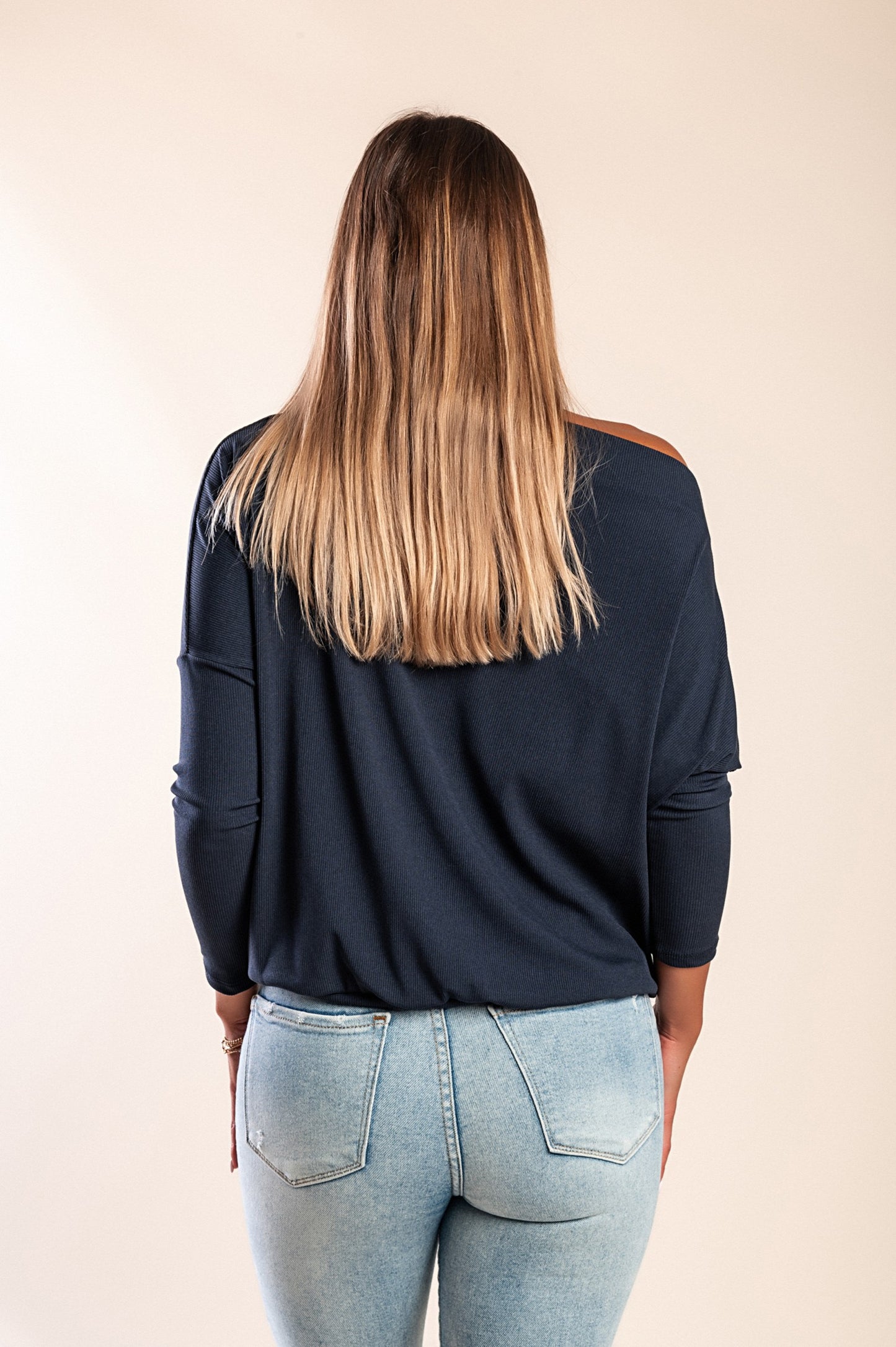 MAGLIETTA OVERSIZE CON SCOLLO A BARCA E MANICHE AMPIE DANICA, NERO