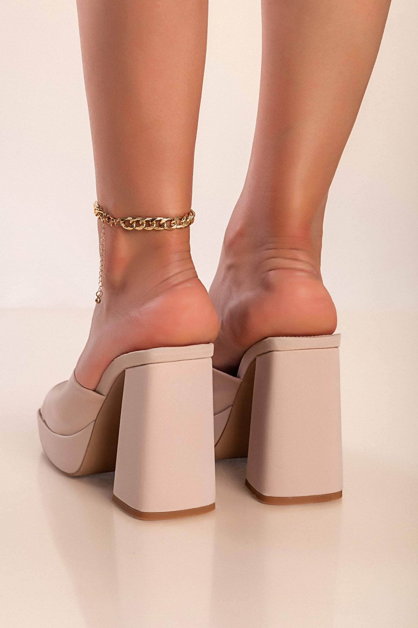 Sandali con tacco alto, beige