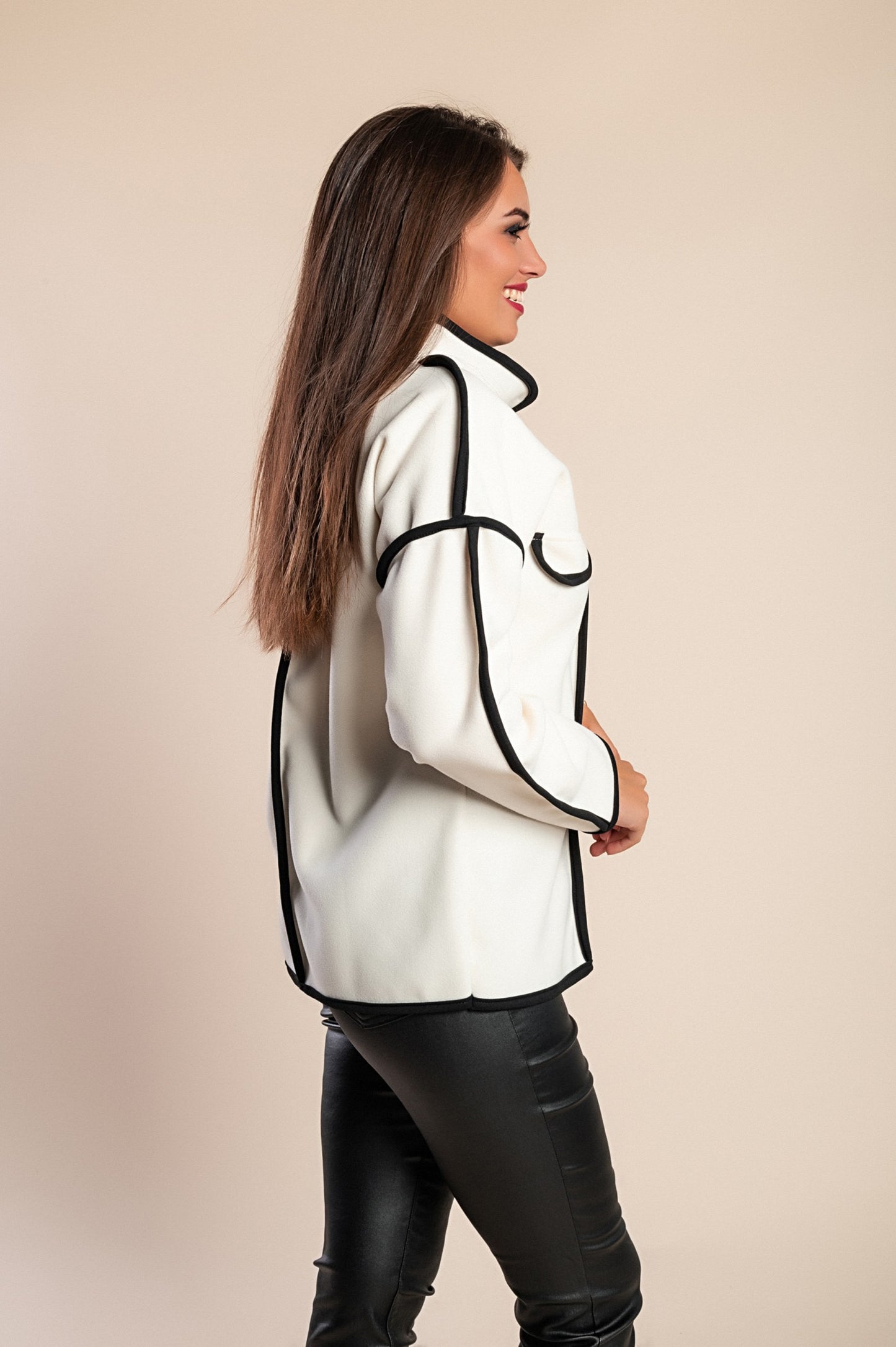Cappotto corto elegante, bianco
